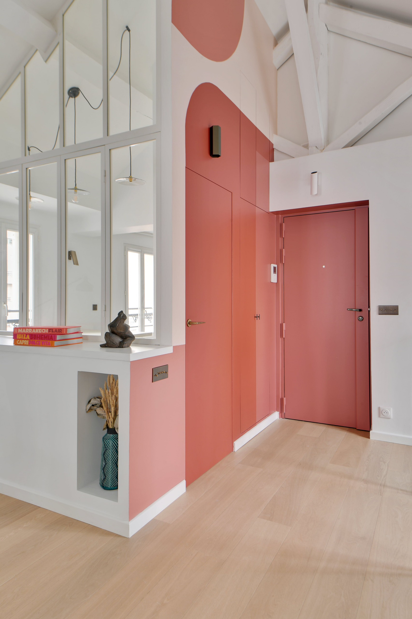 Фотоохота: 17 идей, как растворить стену в прихожей