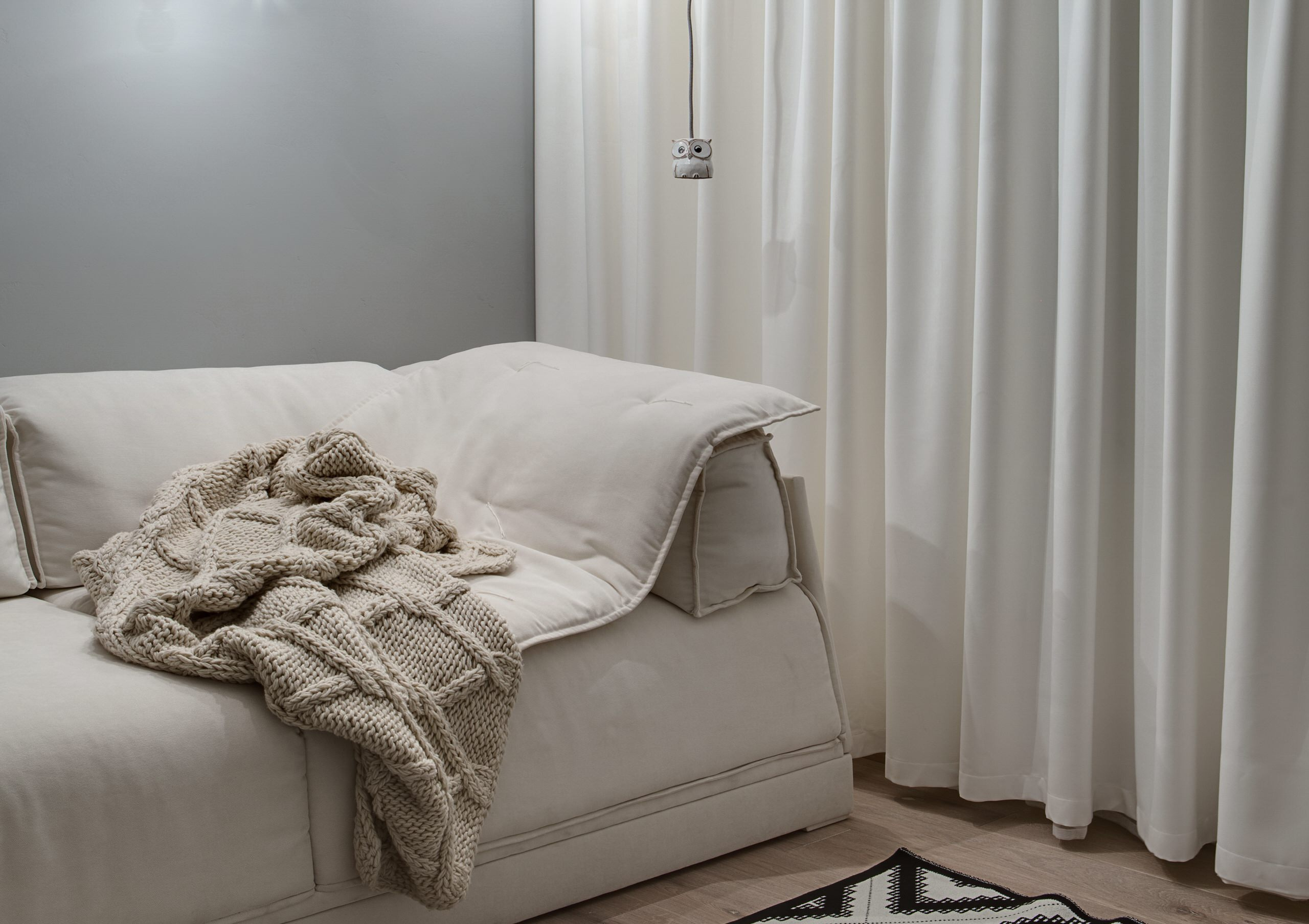 Houzz Украина: Двухэтажная квартира с белым кирпичом и галькой