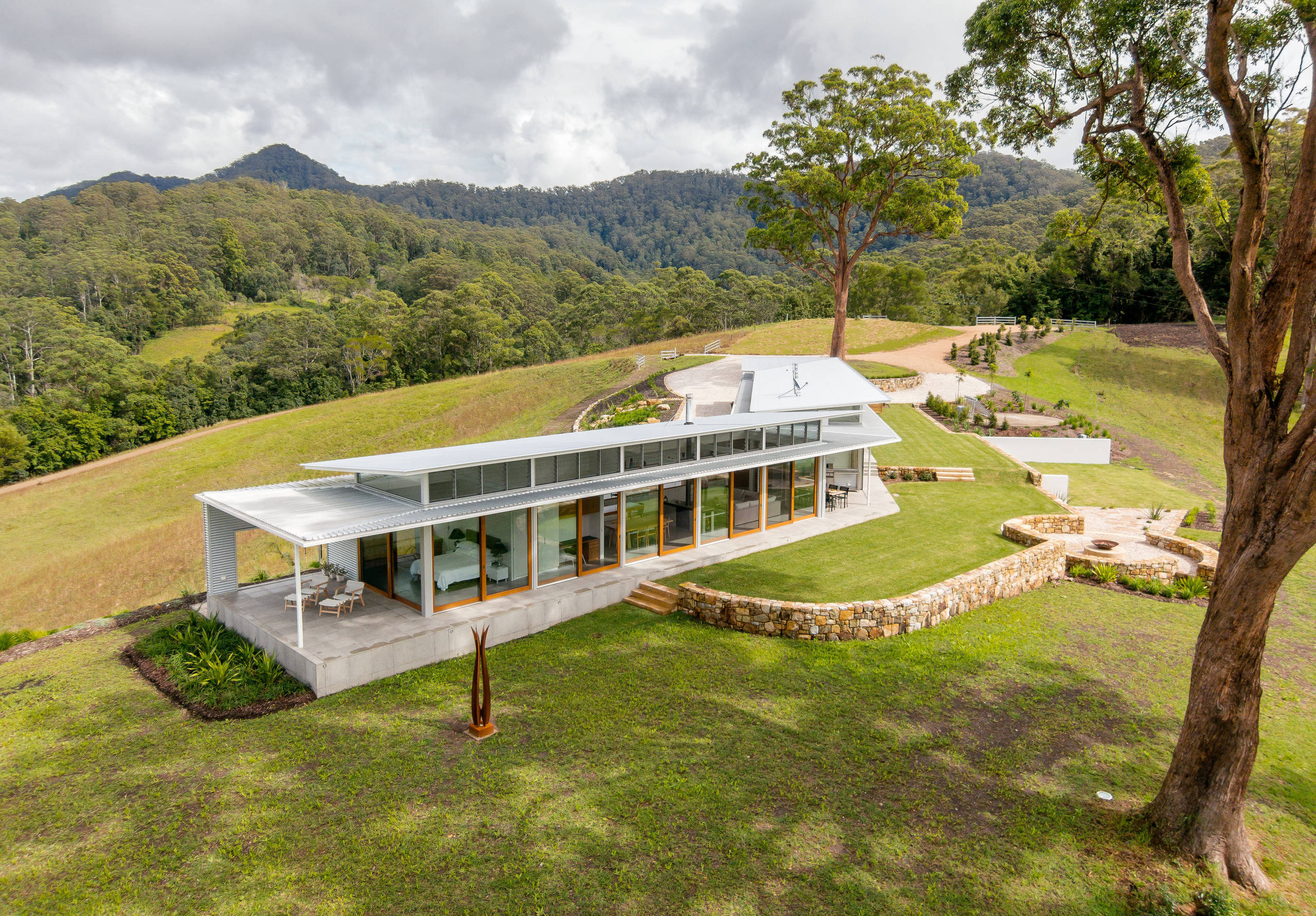 Дом на склоне: Преимущество или головная боль