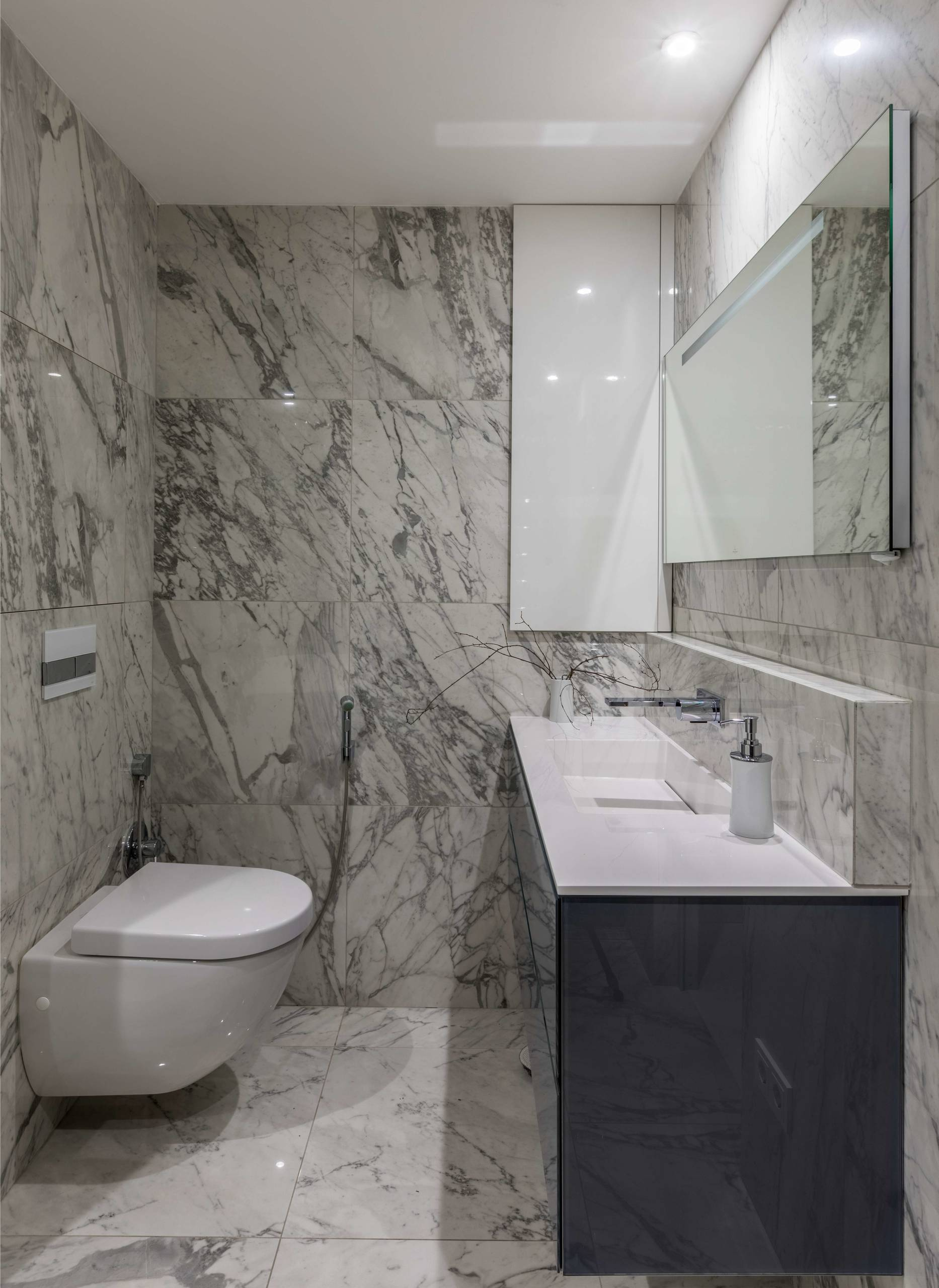 Houzz тур: Квартира с чёрным зеркалом для семьи юристов