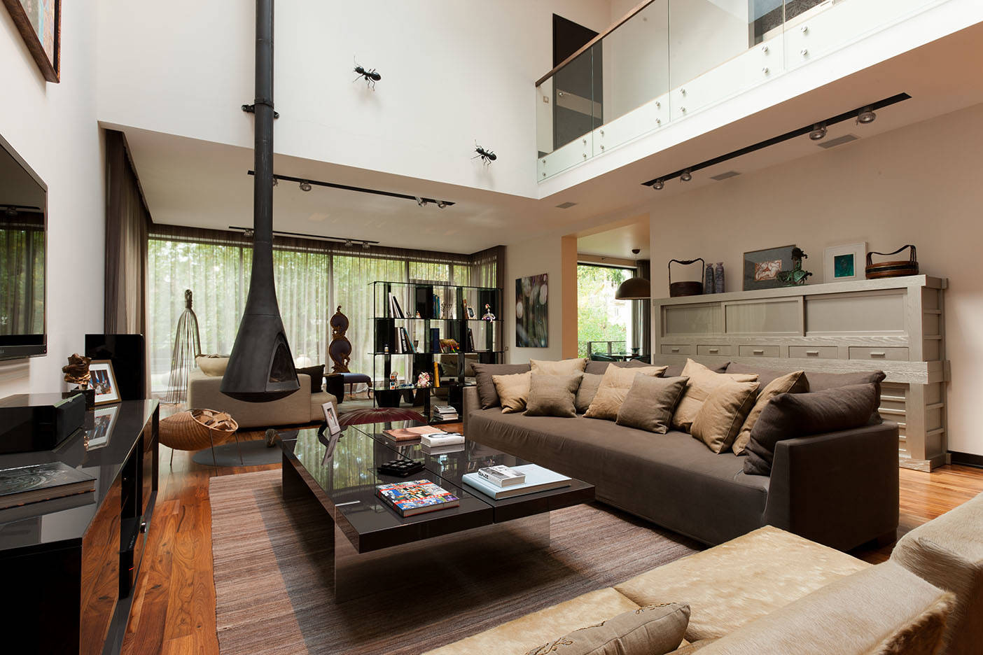 Проект недели: Эклектика и минимализм в двусветной гостиной