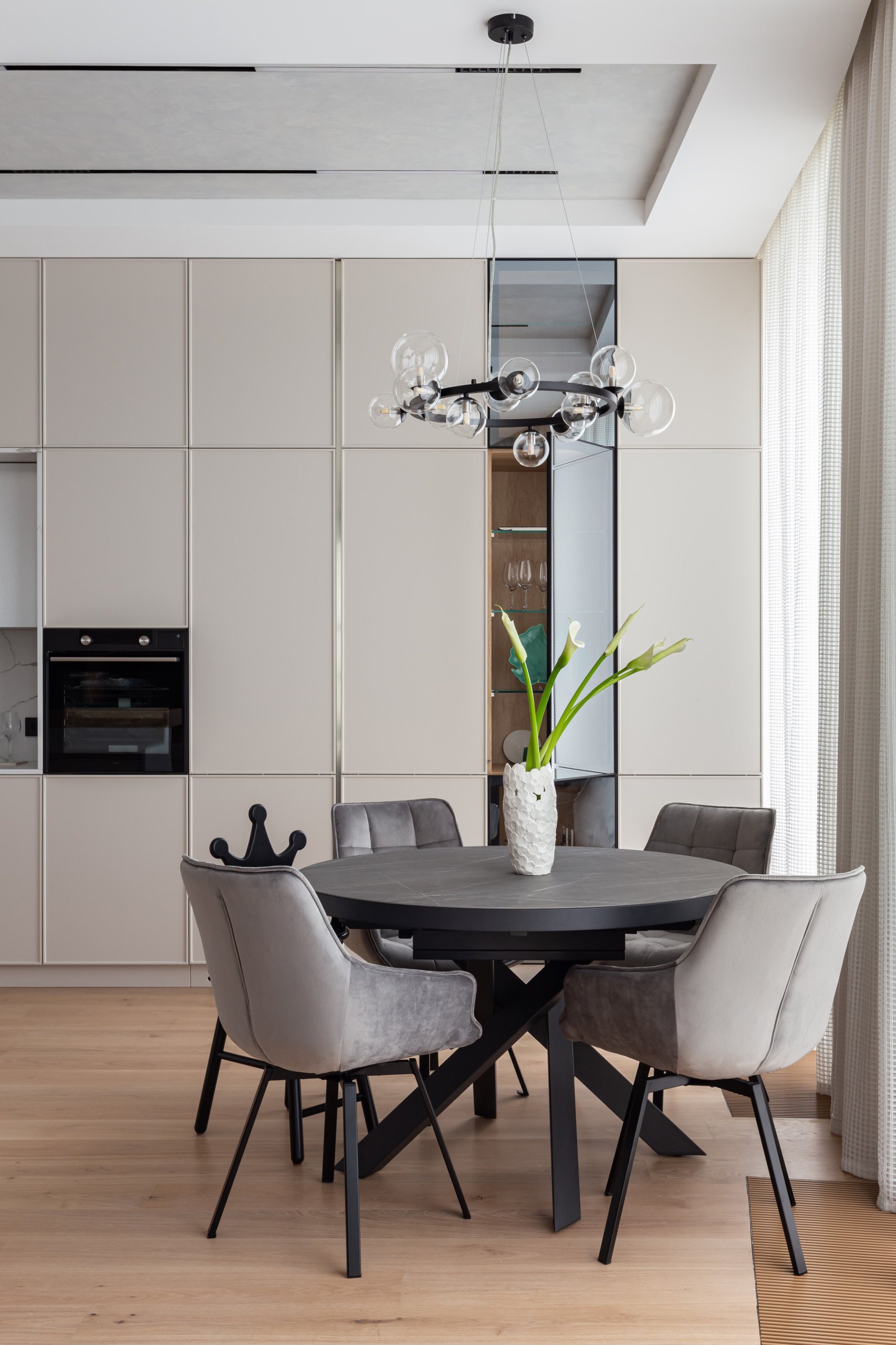 Кухня недели: с зеркальным шкафом вместо фартука