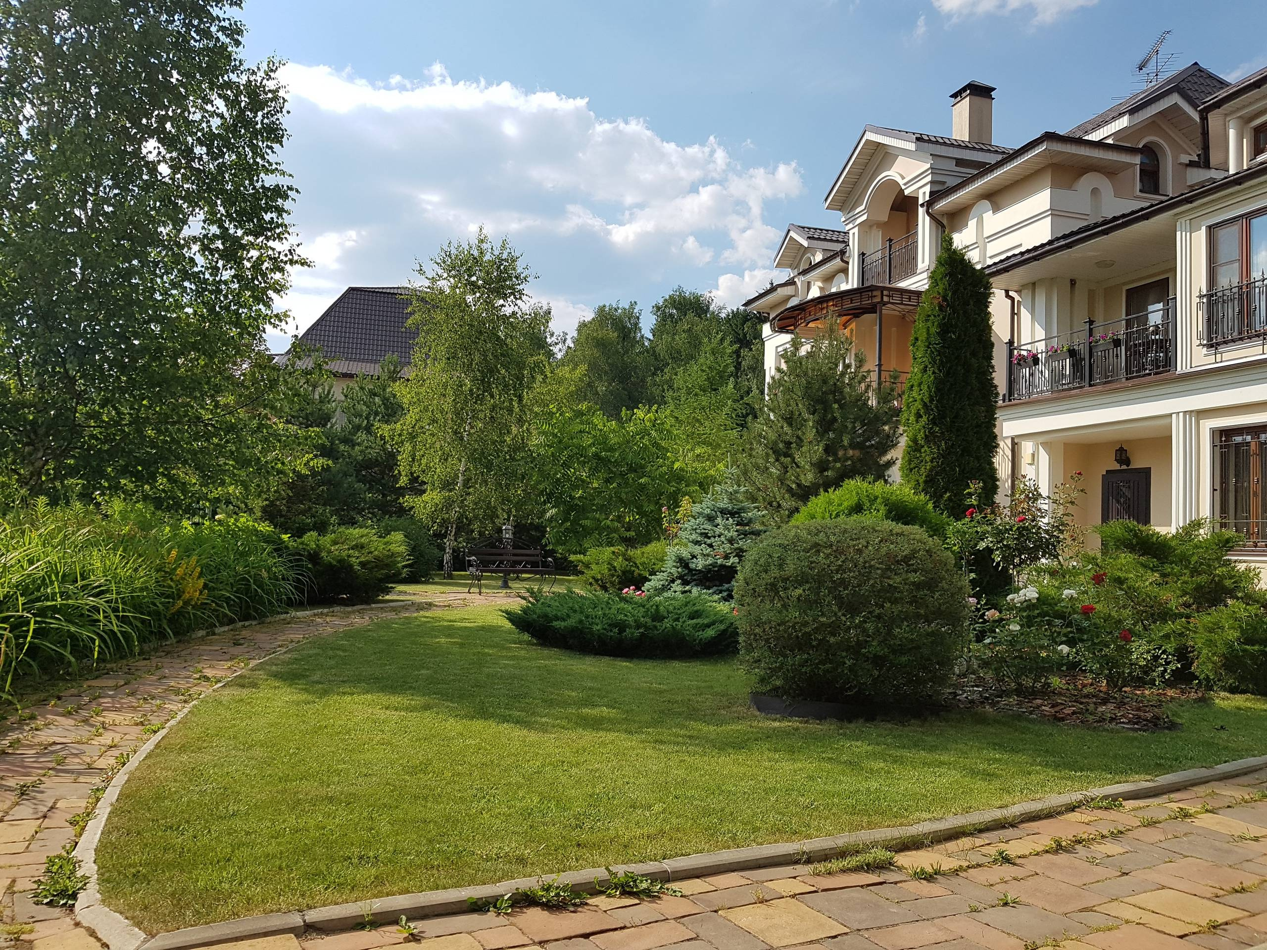 Проект недели: «Итальянский» сад с расписной лоджией при гараже