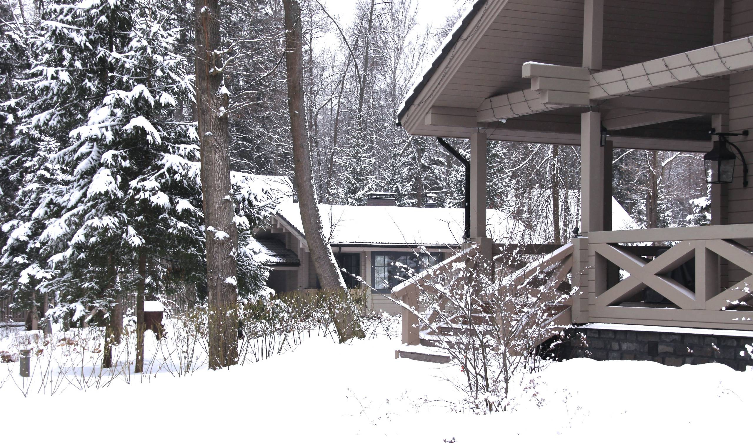 Снегозадержатели: Как избежать падения снега на голову