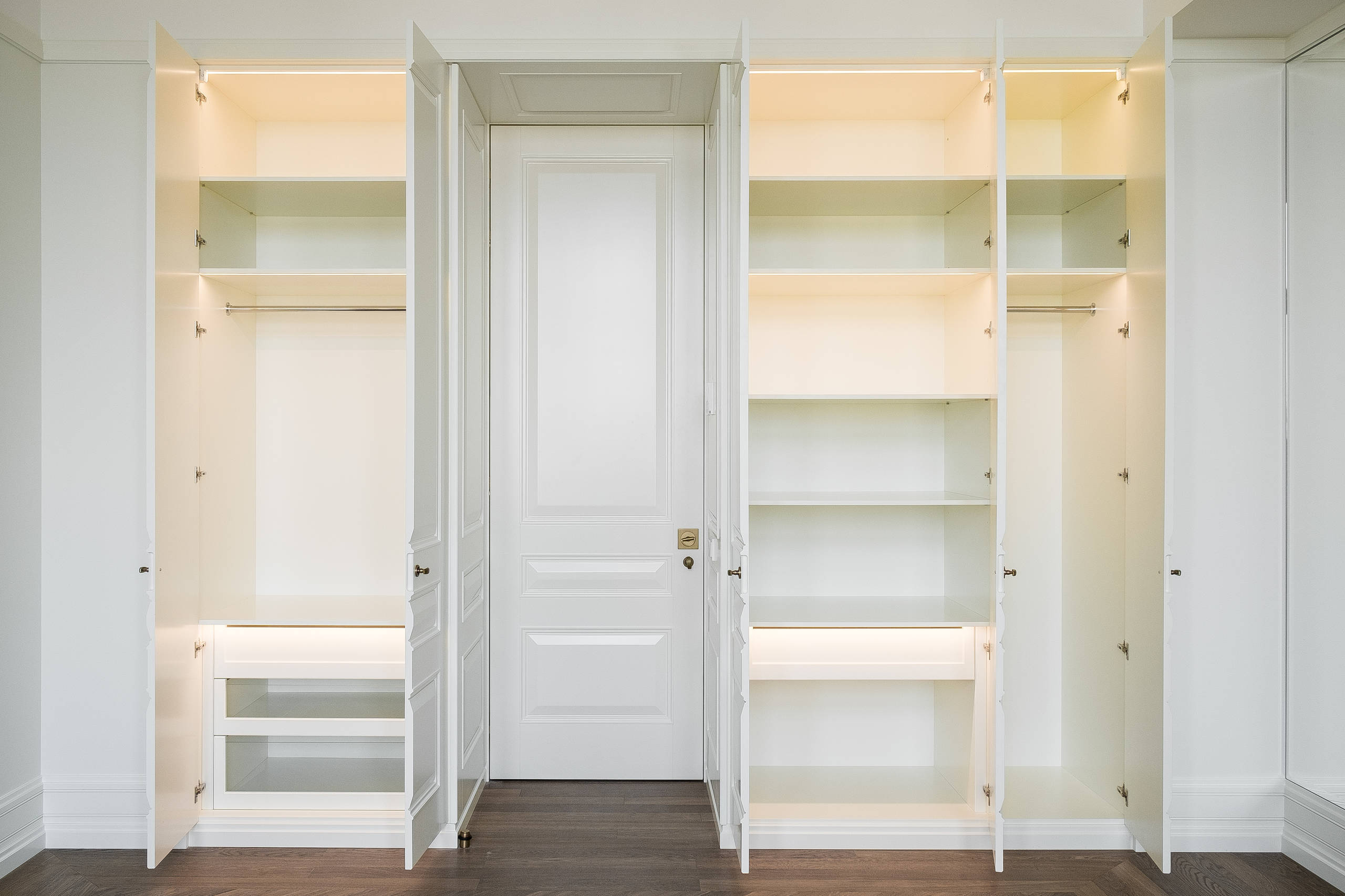 За и против: Встроенная мебель или отдельностоящий шкаф