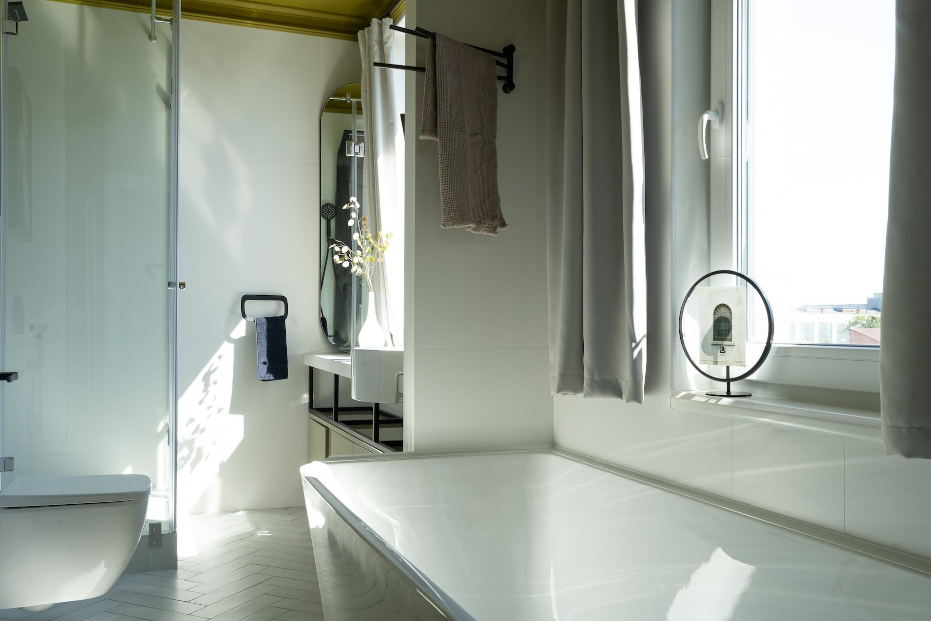 Проект недели: Ванная с двумя окнами и картиной от заказчицы