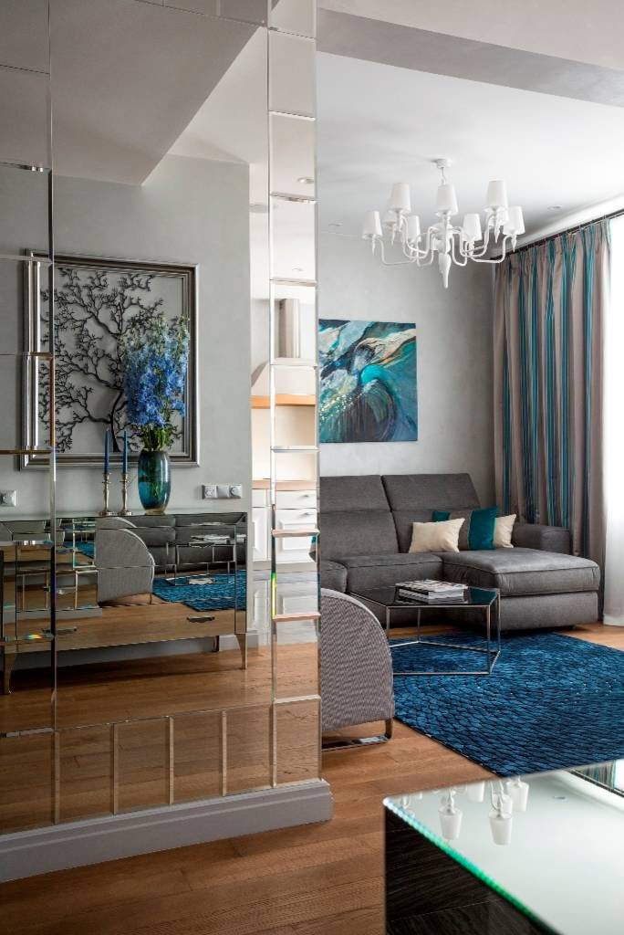 Houzz тур: Оттенки синего и блеск зеркал в двухуровневой квартире