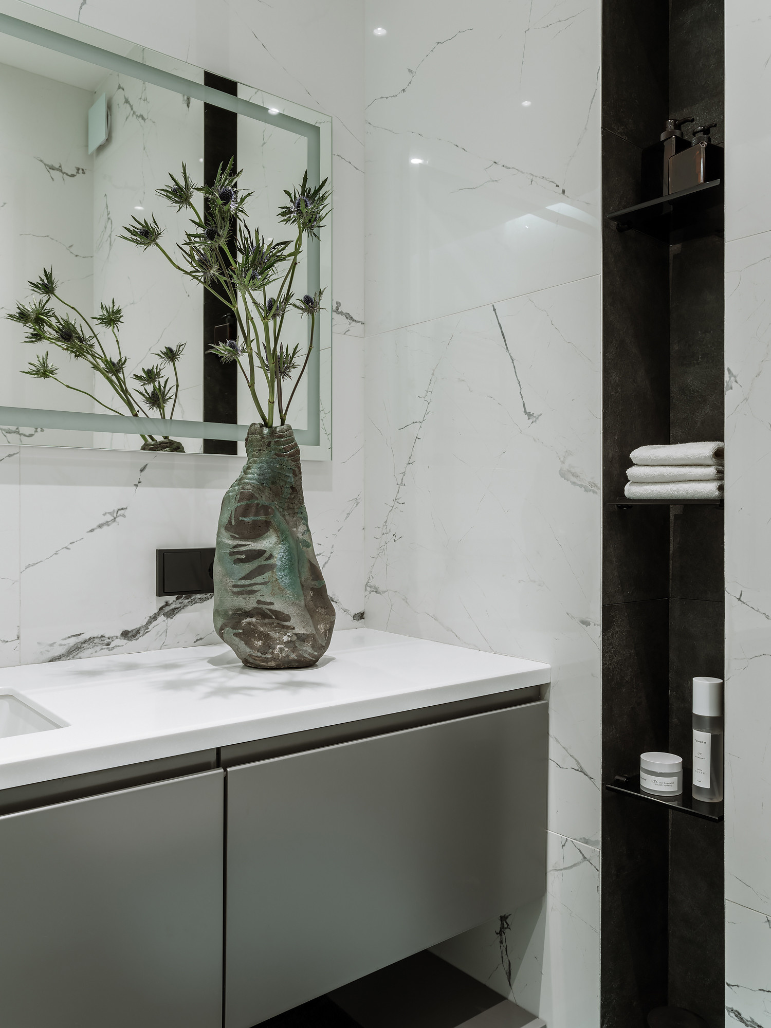 Houzz тур: Строгая квартира для мамы с дочкой