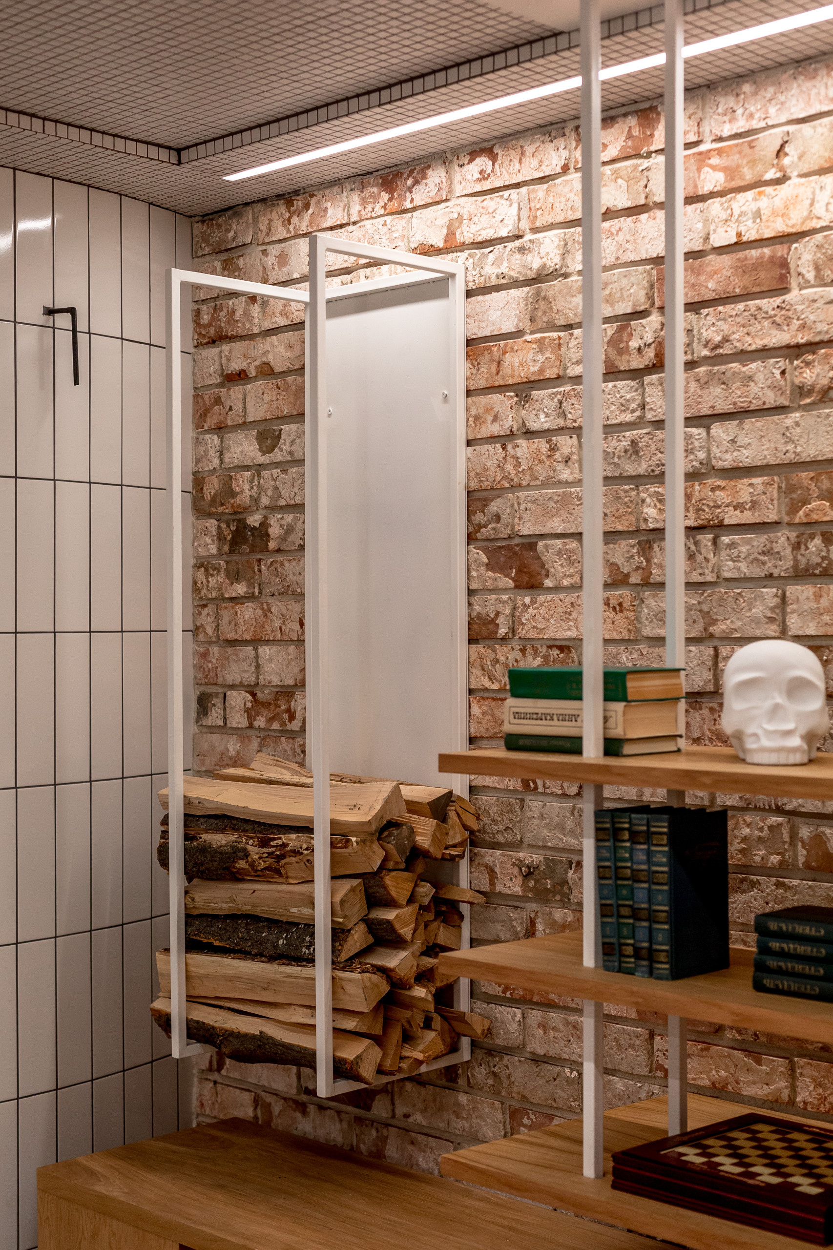 Проект недели: Лофт-подвал с камином и музыкальной сценой