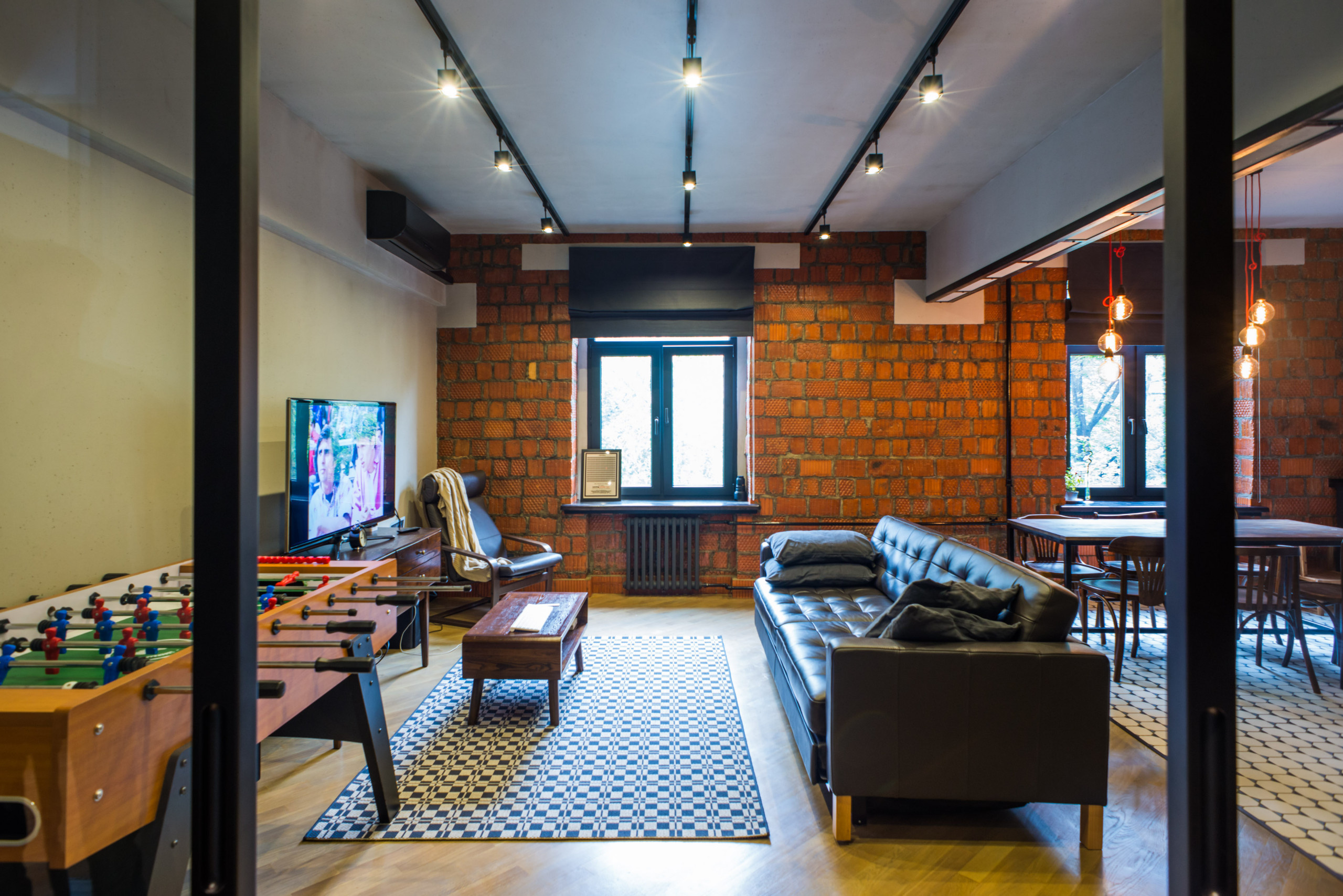 В гостях: Квартира в нейтральных тонах с кирпичной стеной