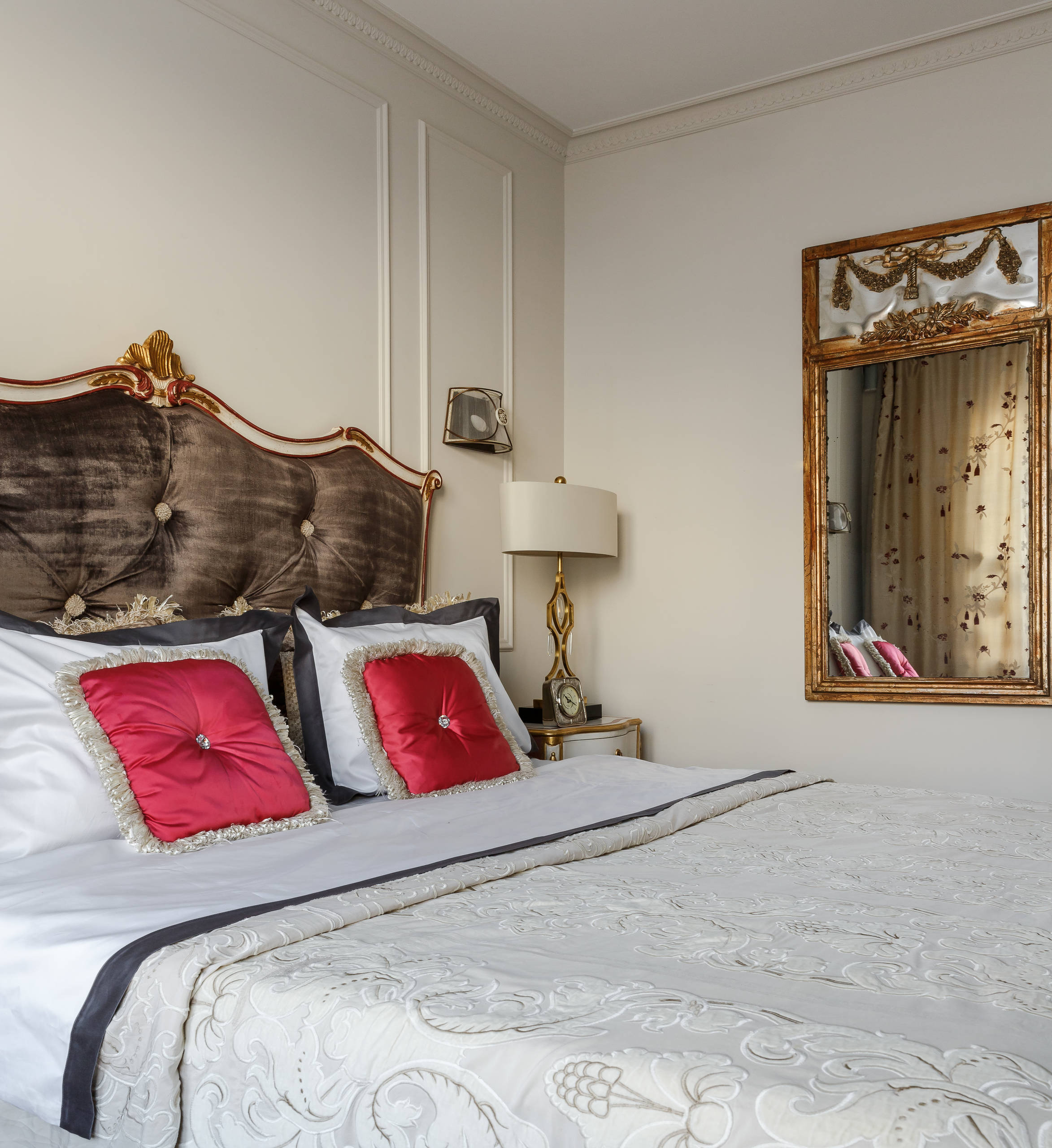 В гостях: Квартира с элементами барокко и современным искусством