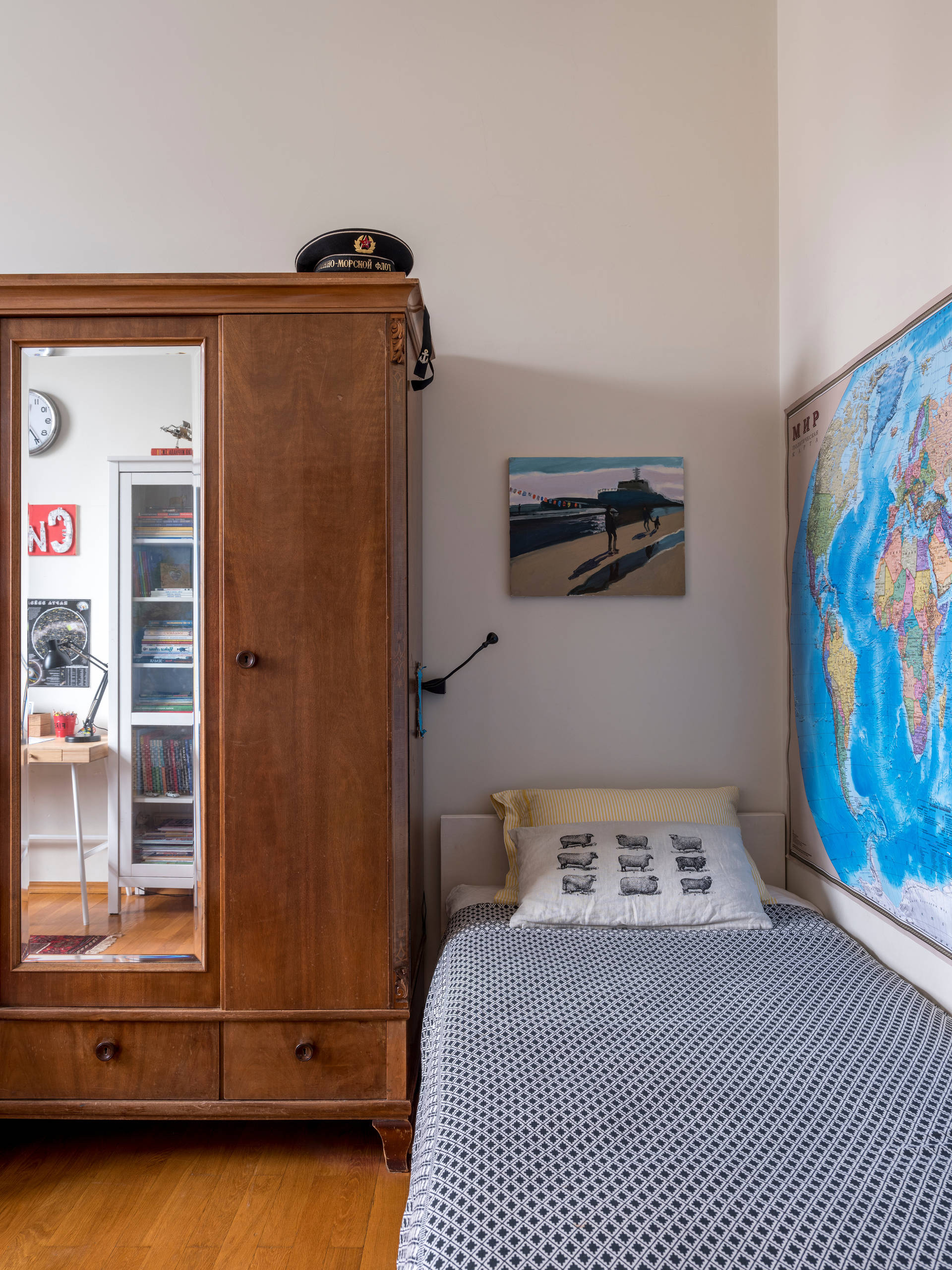 В гостях: Съёмная квартира, где живут декоратор и её коллекция