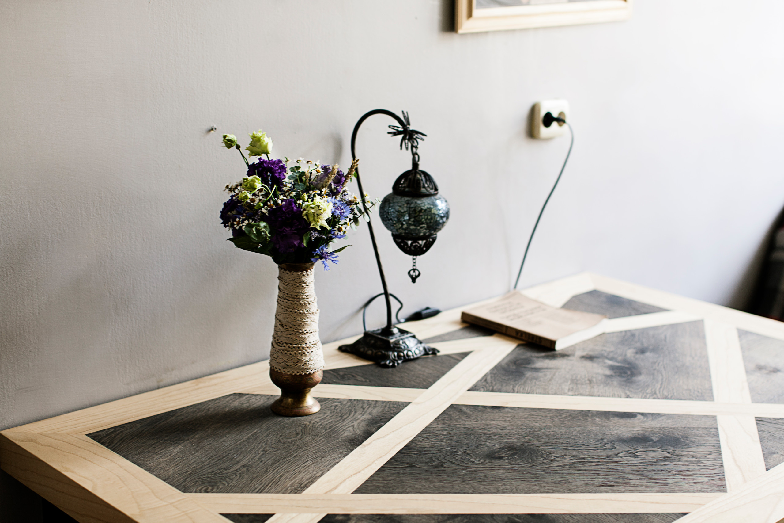 В гостях: Интерьер для троих друзей с авторской мебелью из дерева