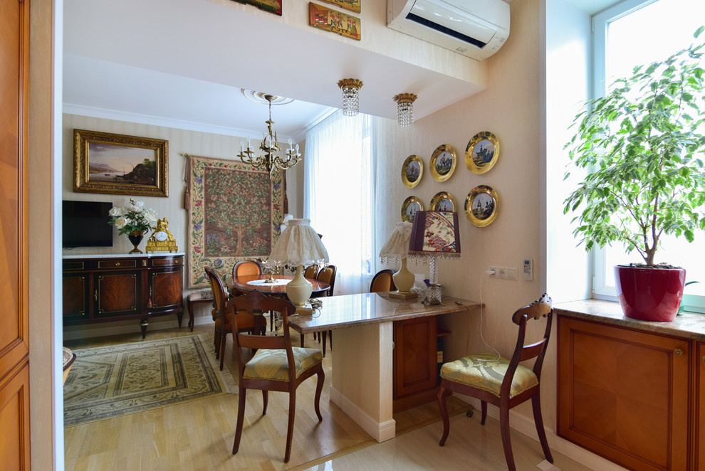 В гостях: Коллекция керамики и винтажная мебель в московской квартире