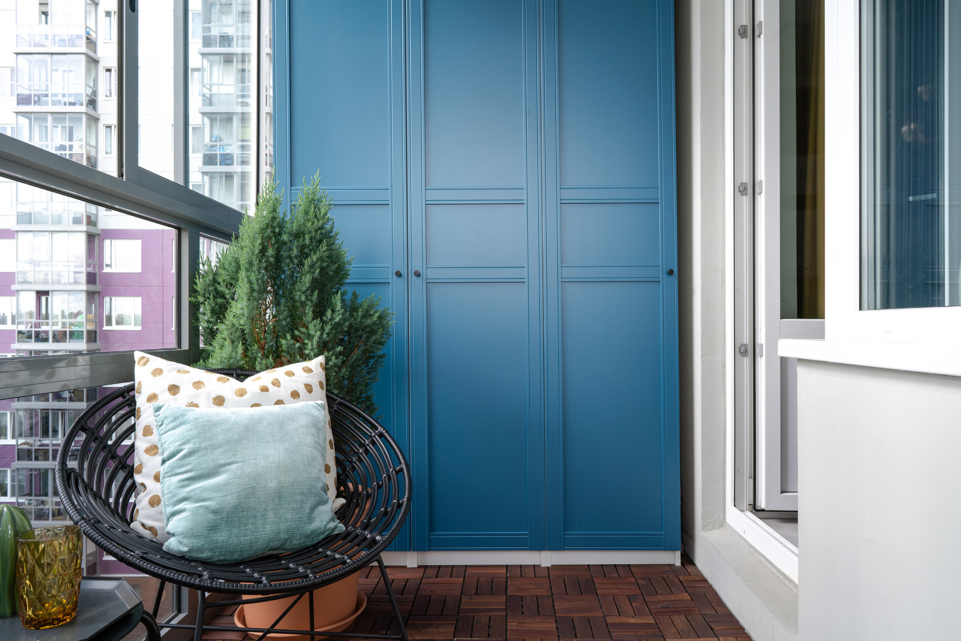 В гостях: Квартира с зеркалом XIX века и мини-садом на балконе