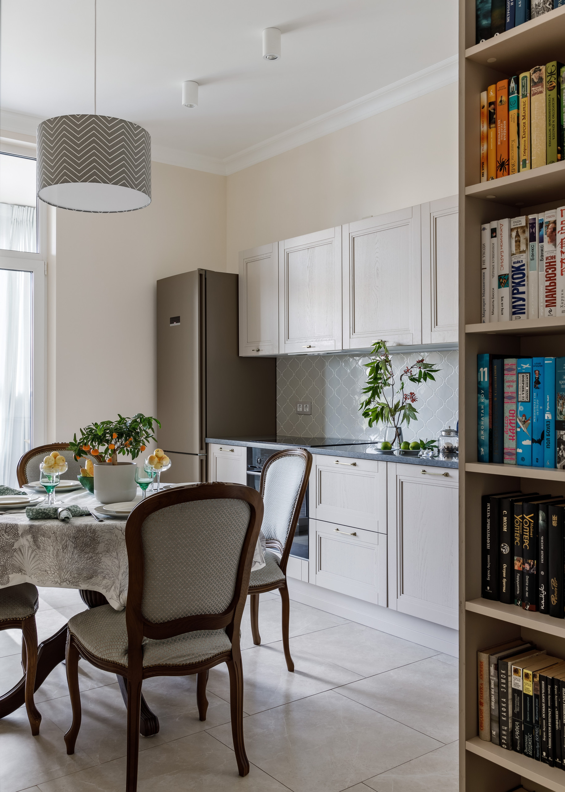 В гостях: Светлая неоклассика в Петербурге — с видом на озеро