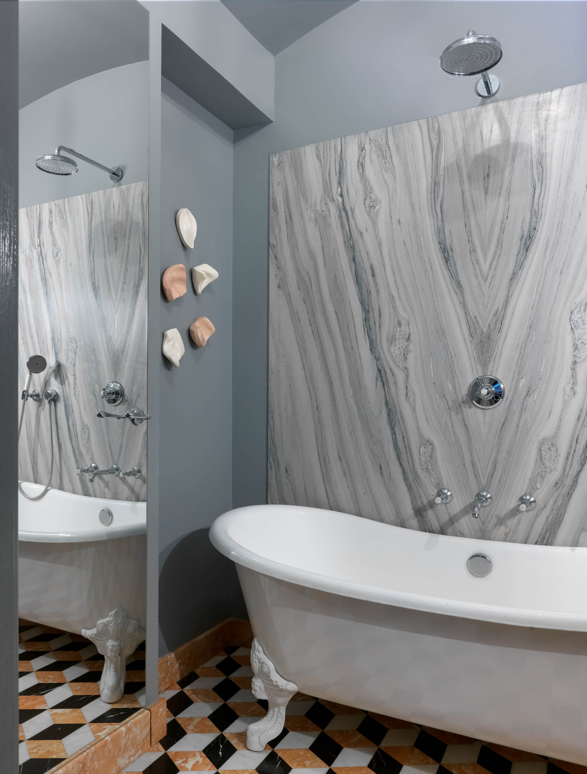 В гостях: Квартира с «тающими» стенами в цвет храма напротив