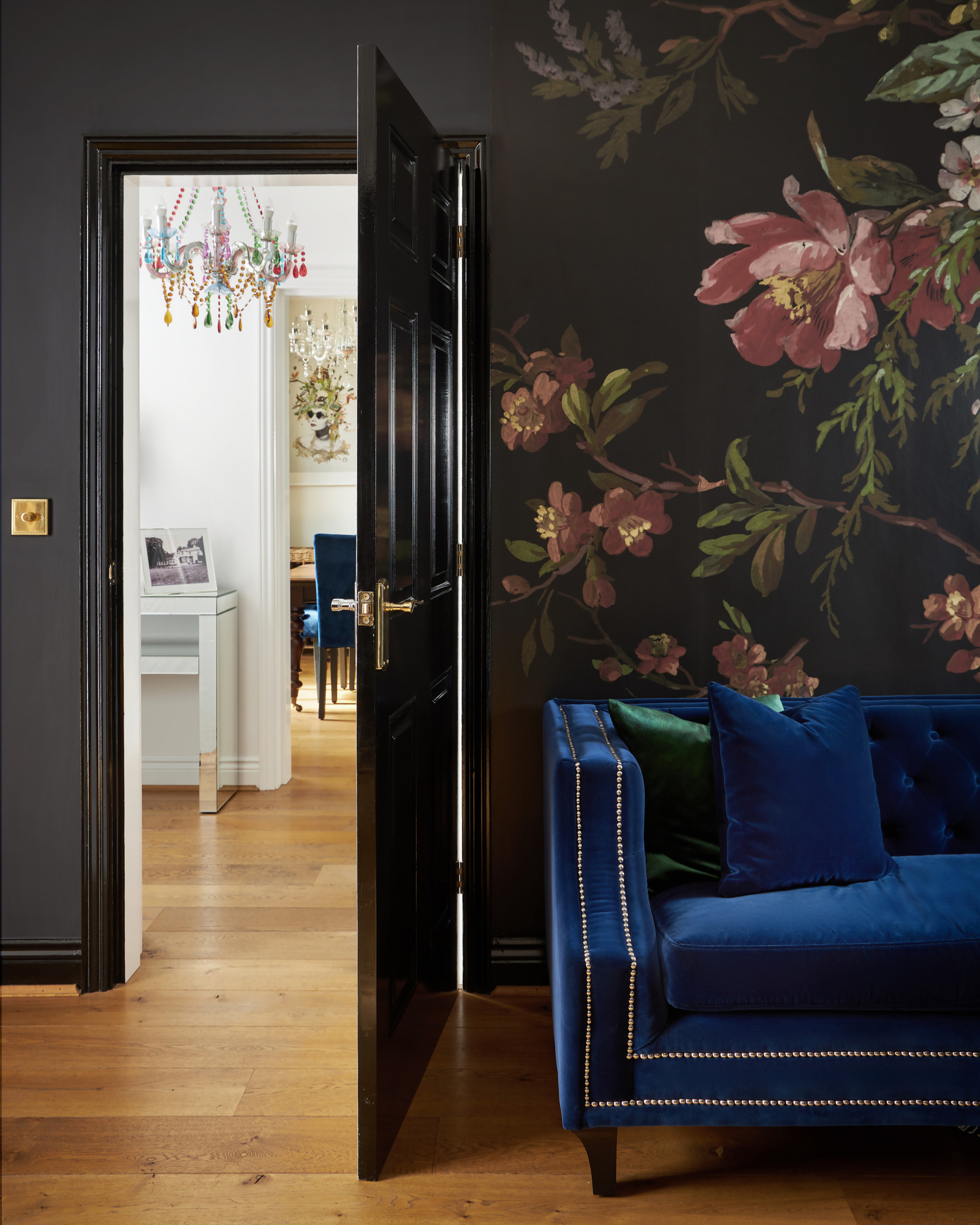 Вопрос: Как осветить темный интерьер