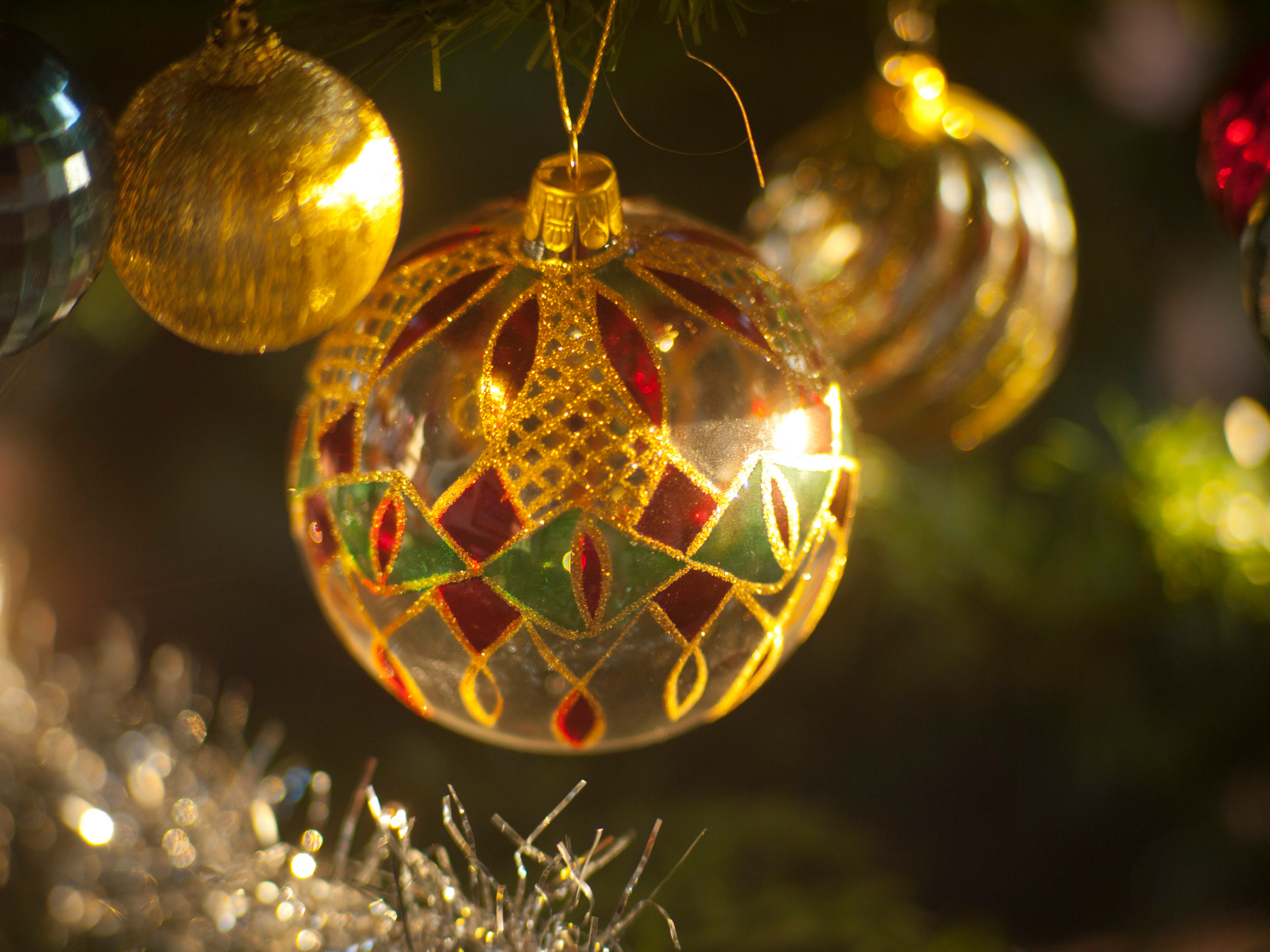 Вопрос: В каких цветах нарядить новогоднюю елку