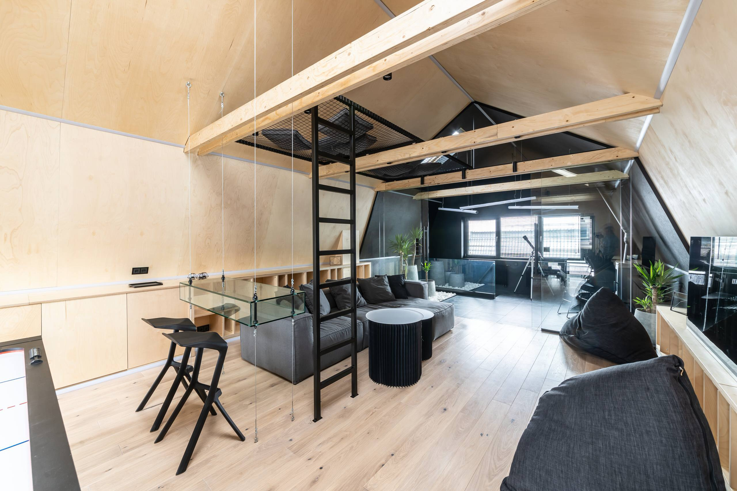 Проект недели: Мансарда с двухъярусной ТВ-зоной и зимним садом