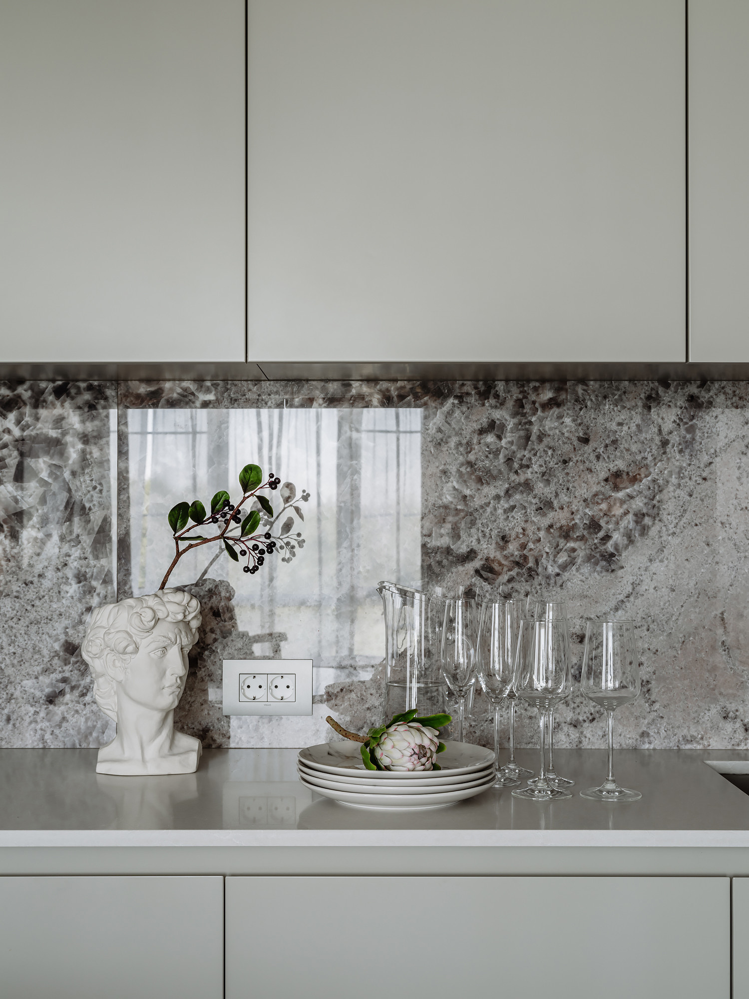 Houzz тур: Квартира с «космической» детской и зеленым диваном