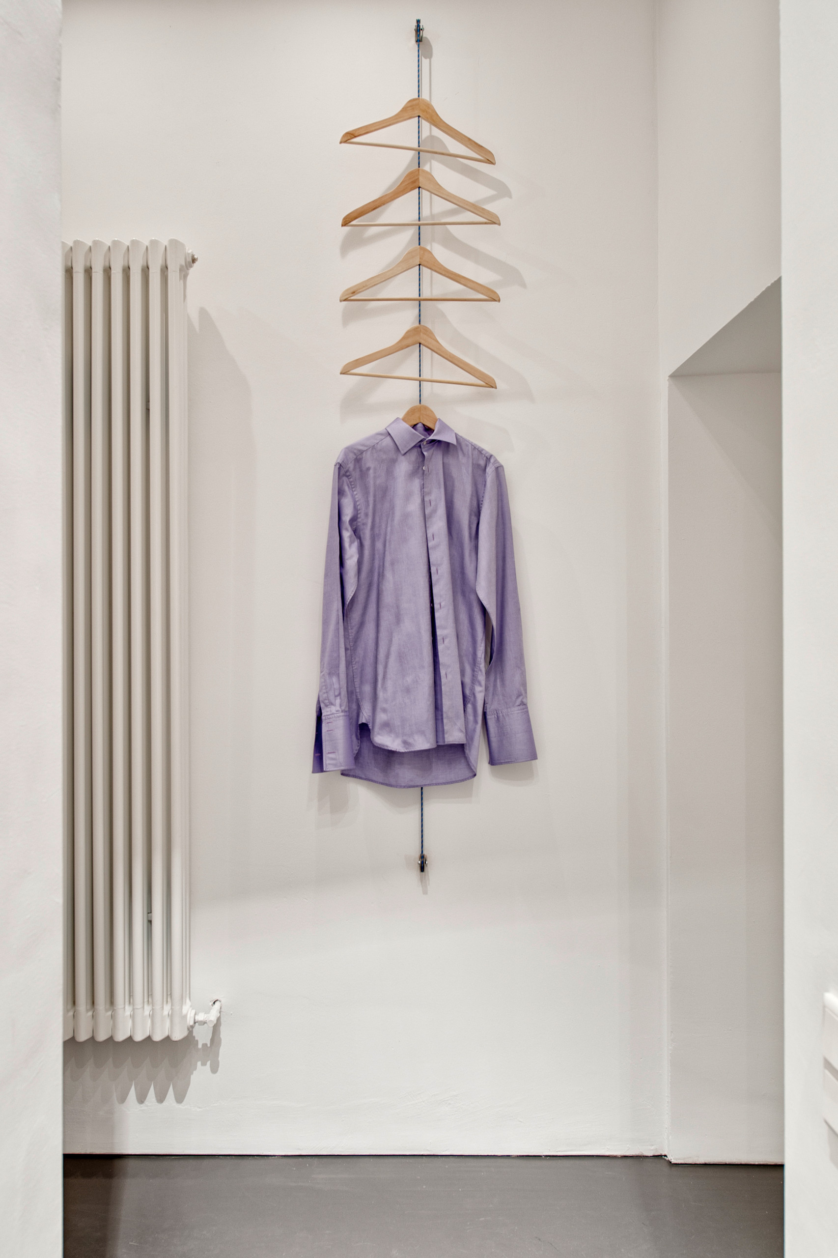 17 приспособлений для хранения ношеных вещей, не считая стула