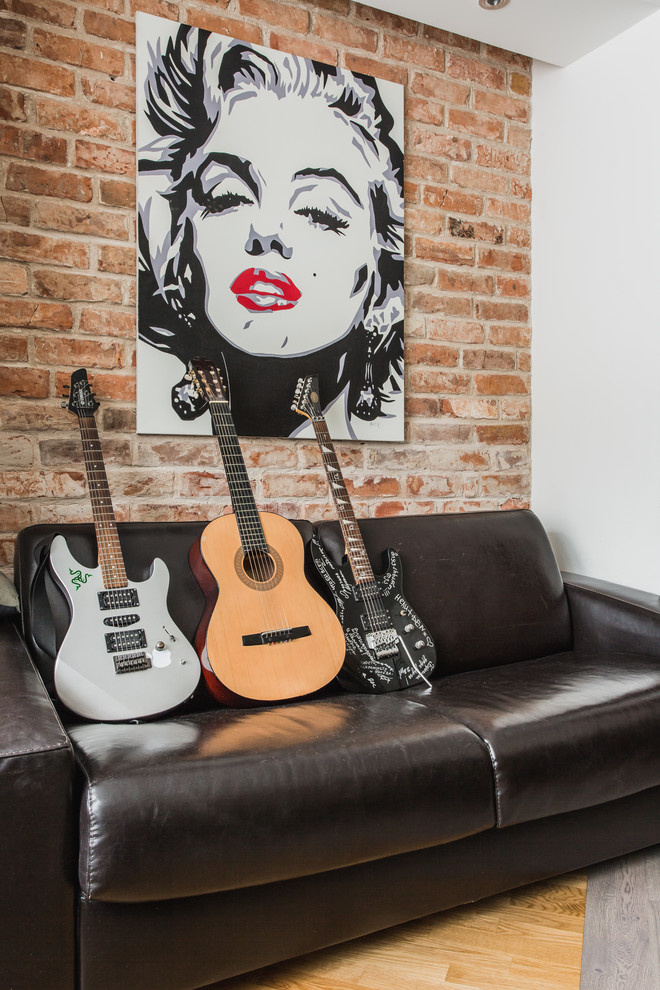 В гостях: Фьюжн-интерьер с черной спальней и цветами на стенах