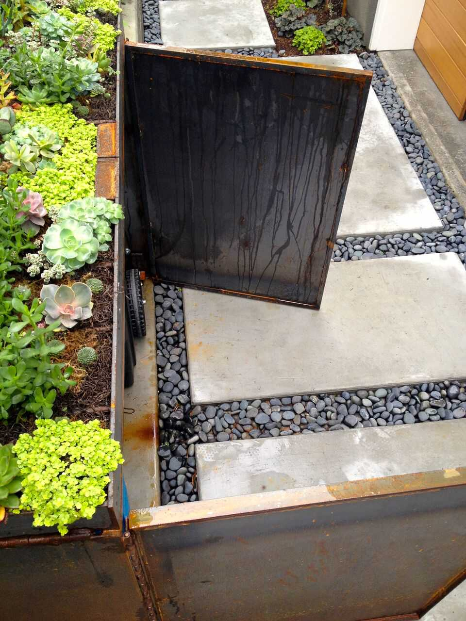 Просто фото: 17 идей как украсить мусорный контейнер