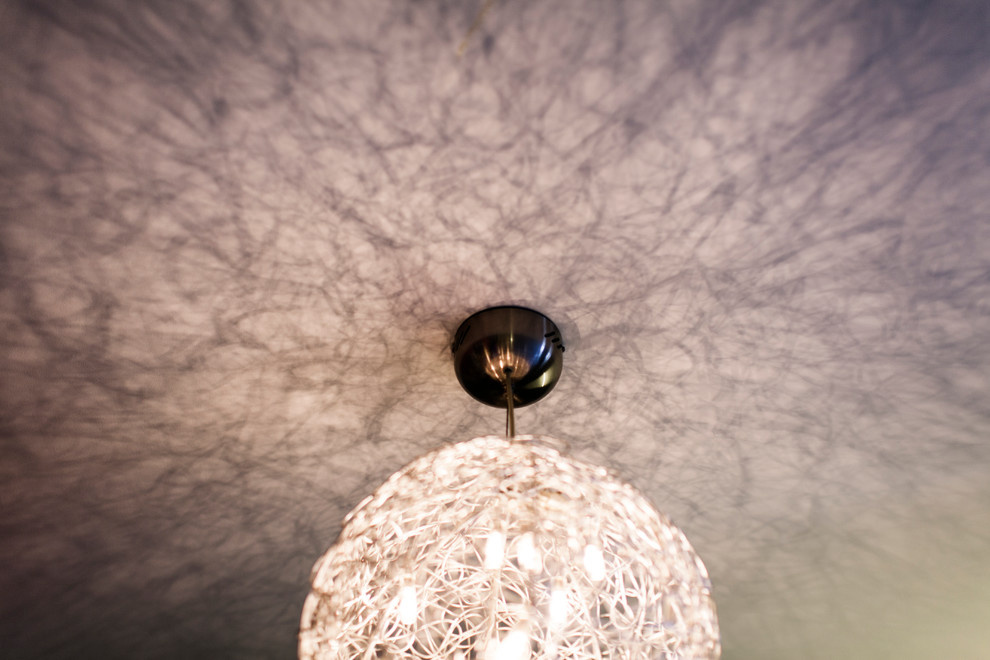 В гостях: Квартира с граффити и двумя добродушными собаками