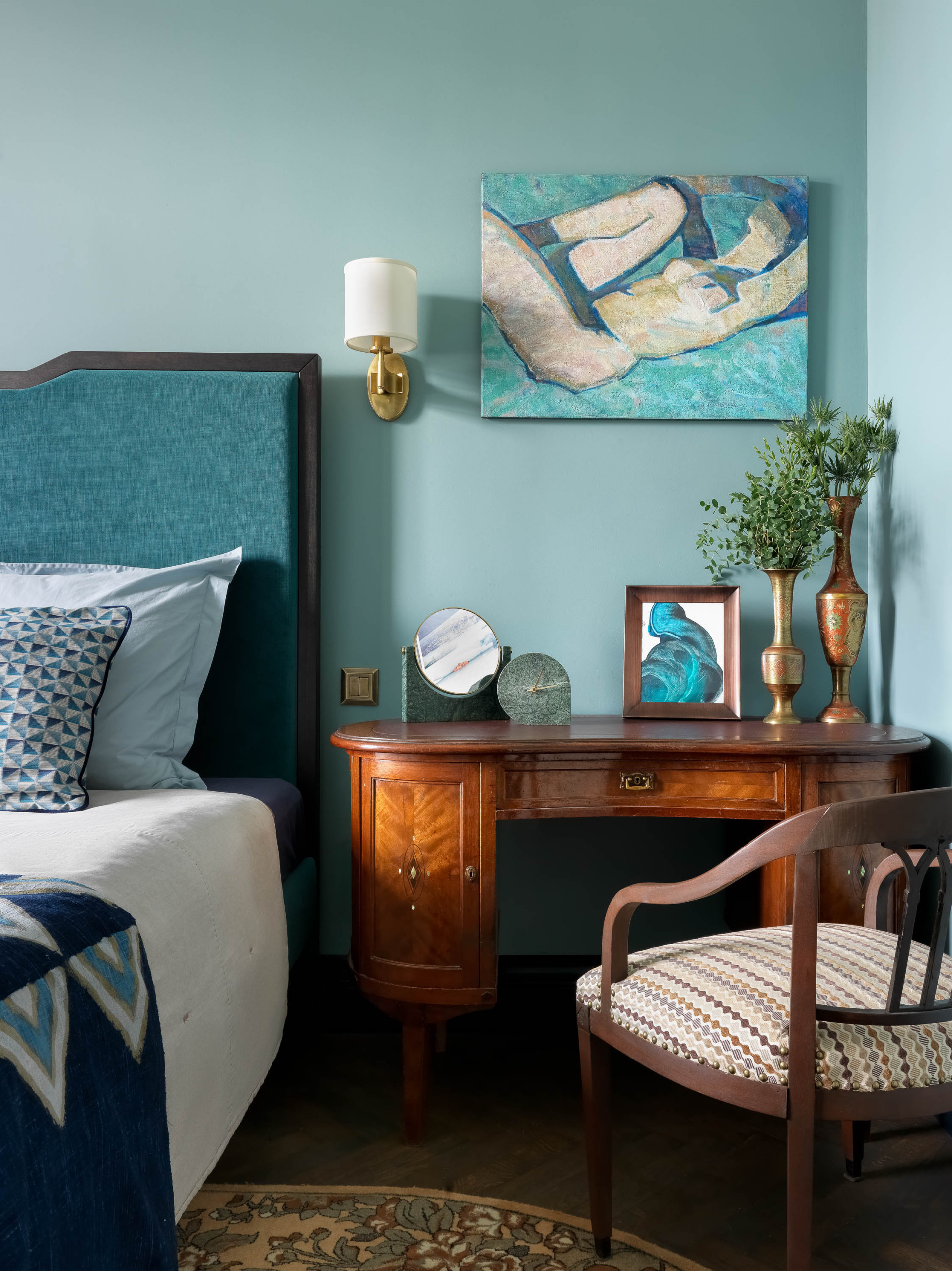 В гостях: Квартира с «тающими» стенами в цвет храма напротив