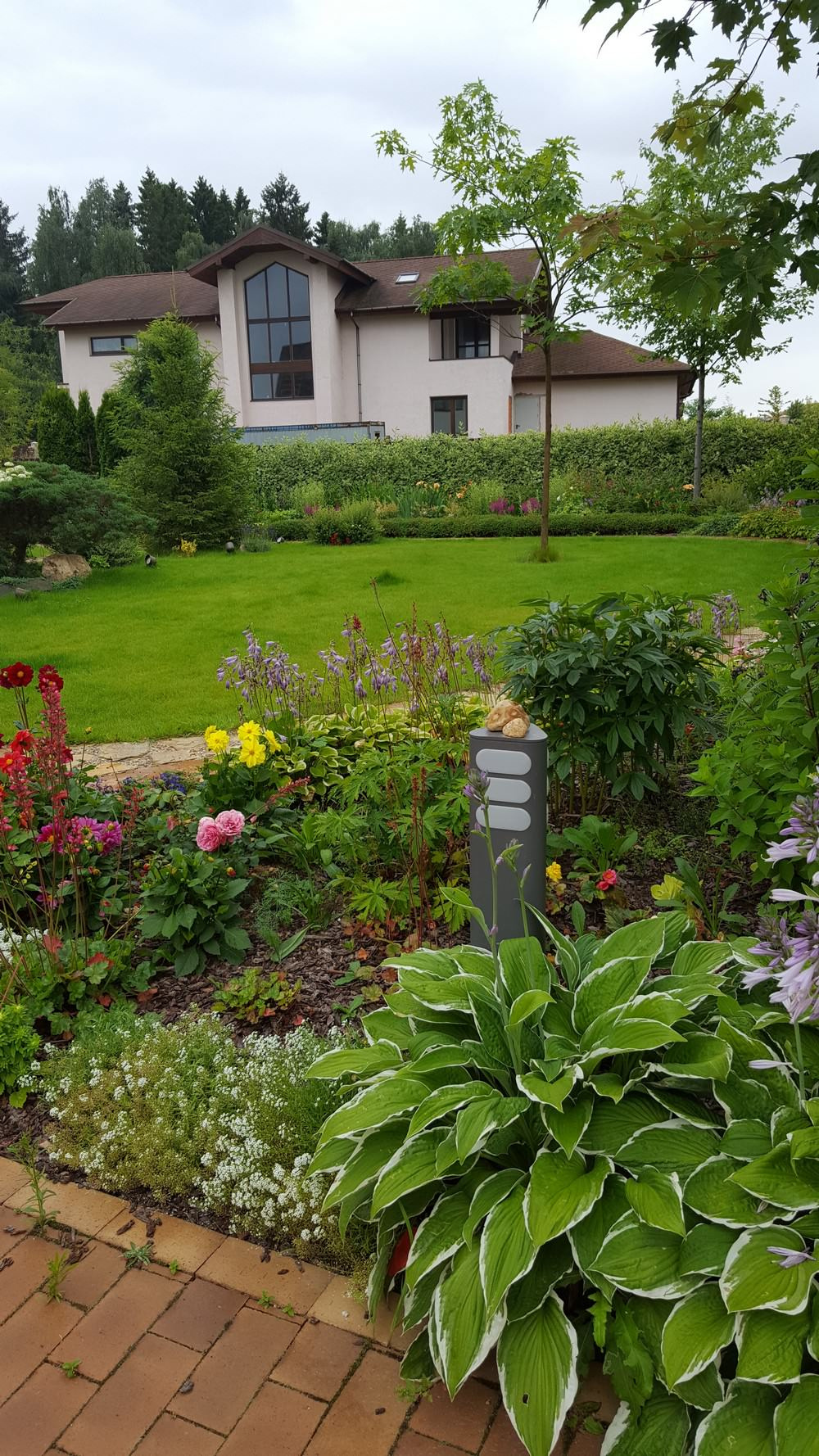 Как правильно: Пересадить взрослые деревья и кустарники