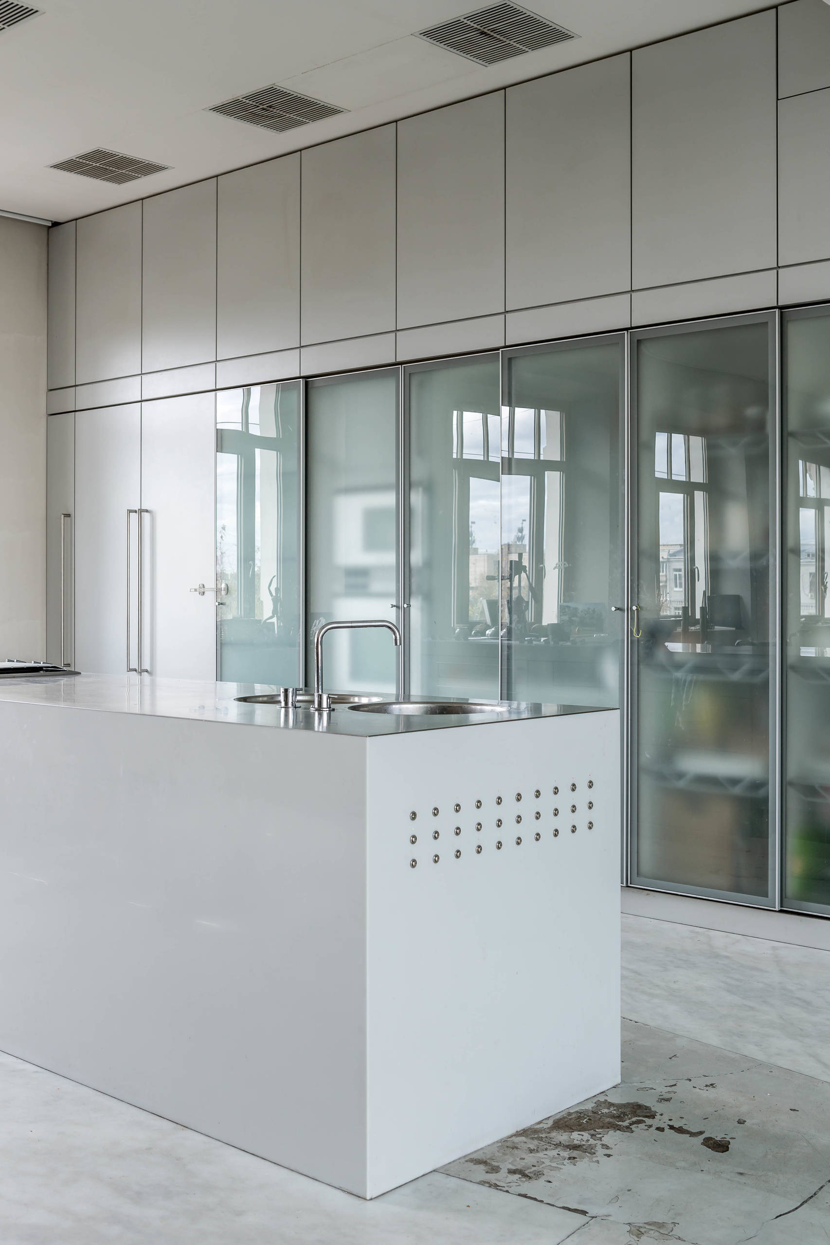 Фотоохота: 23 проекта кухни «в колонну» — от компактных до XXL