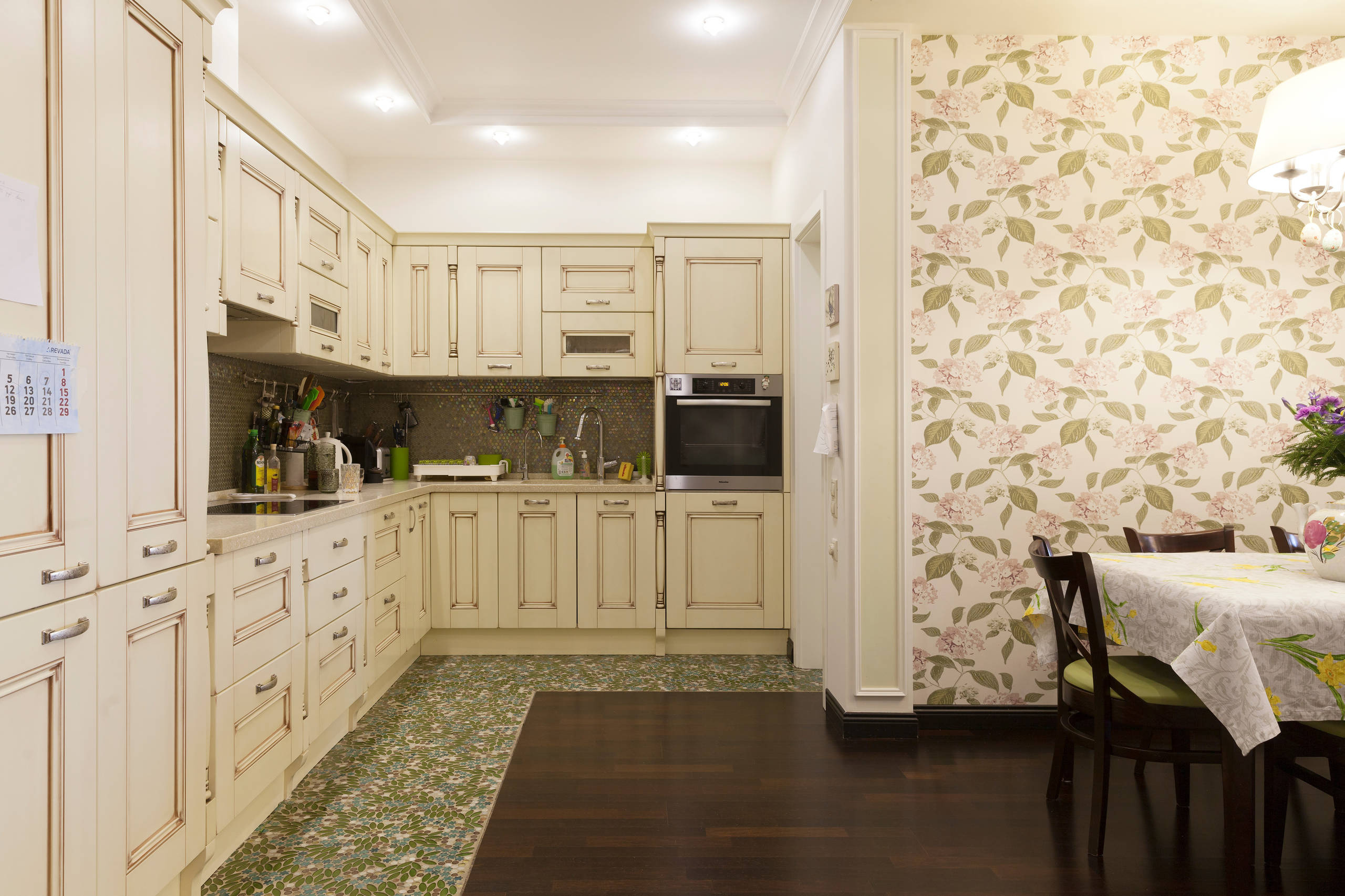 В гостях: Квартира «в цветочек» для семьи модельера