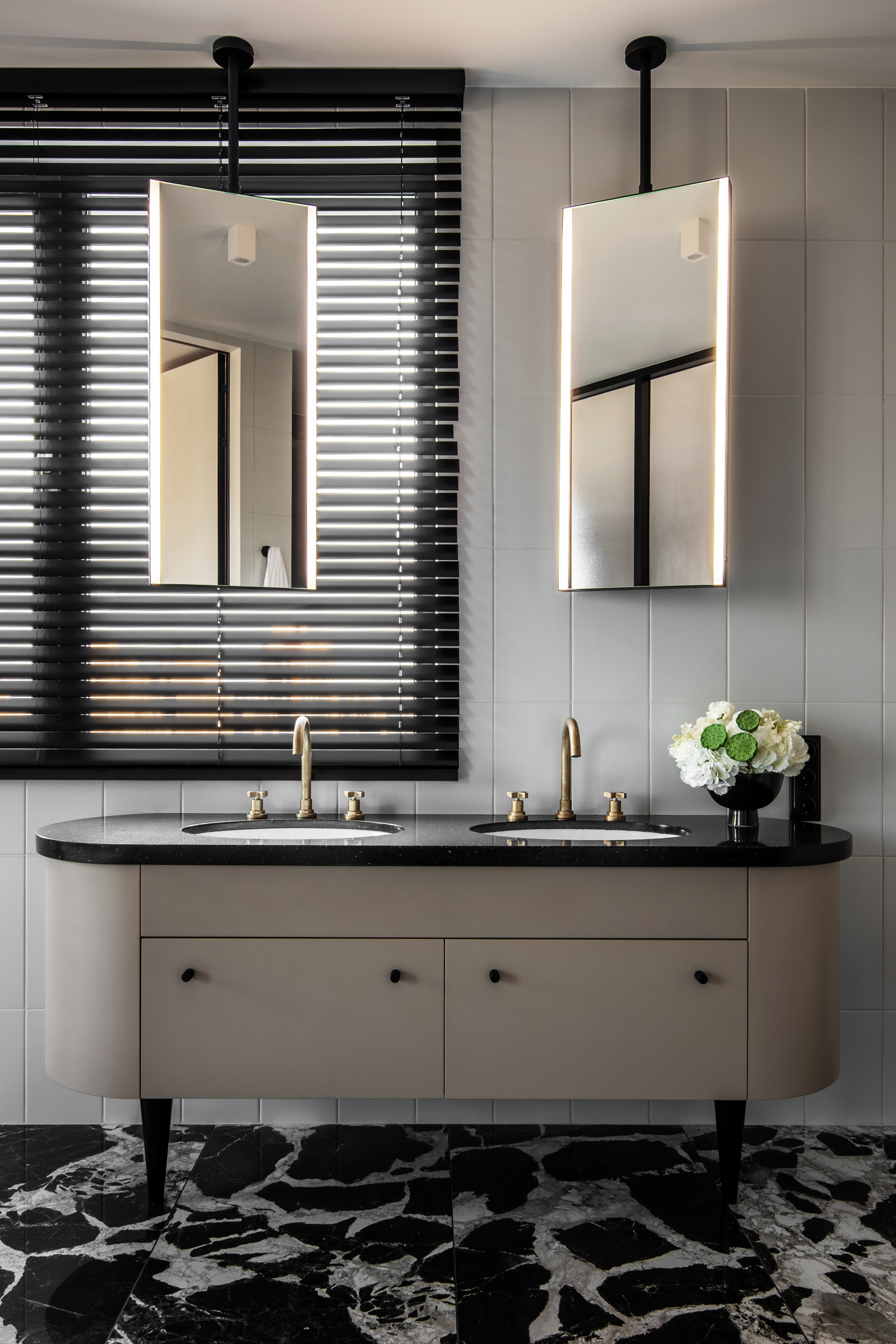 Houzz Украина: Квартира с миланским порталом и крашеным бетоном