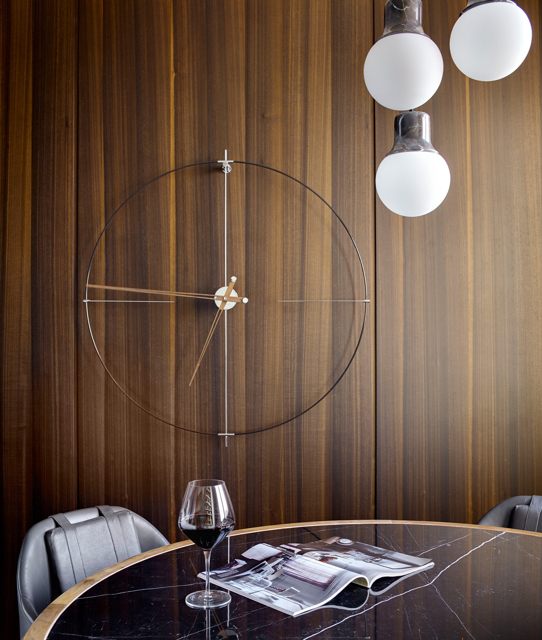 Houzz тур: Современный интерьер с авторской мебелью