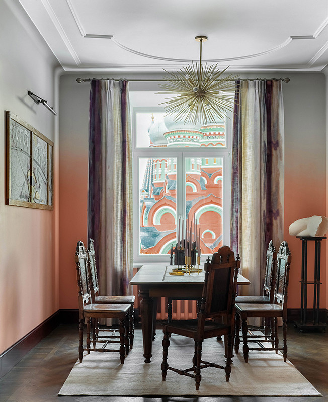 В гостях: Квартира с «тающими» стенами в цвет храма напротив