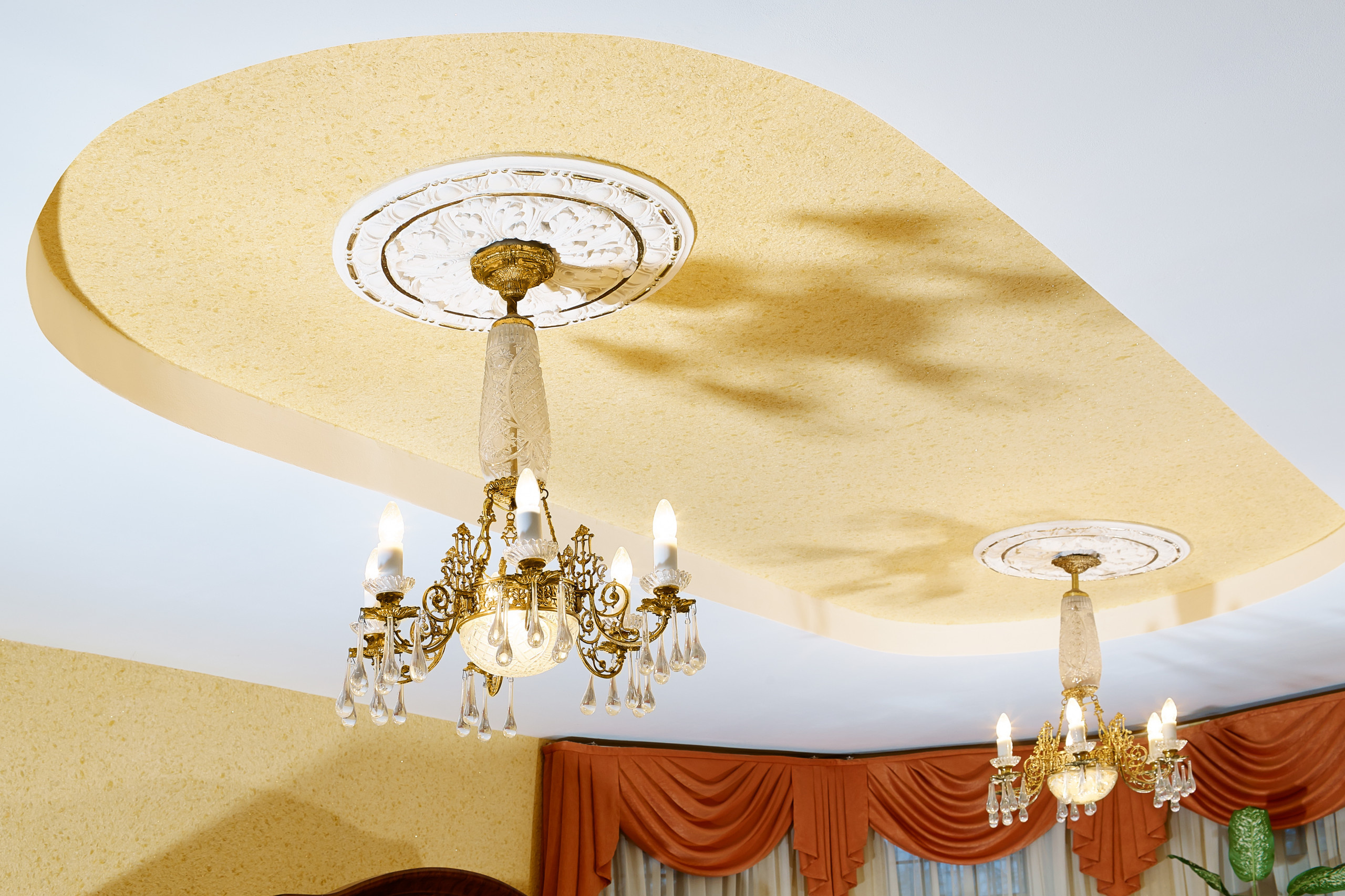 Инструкция Houzz: Как клеить обои на потолок