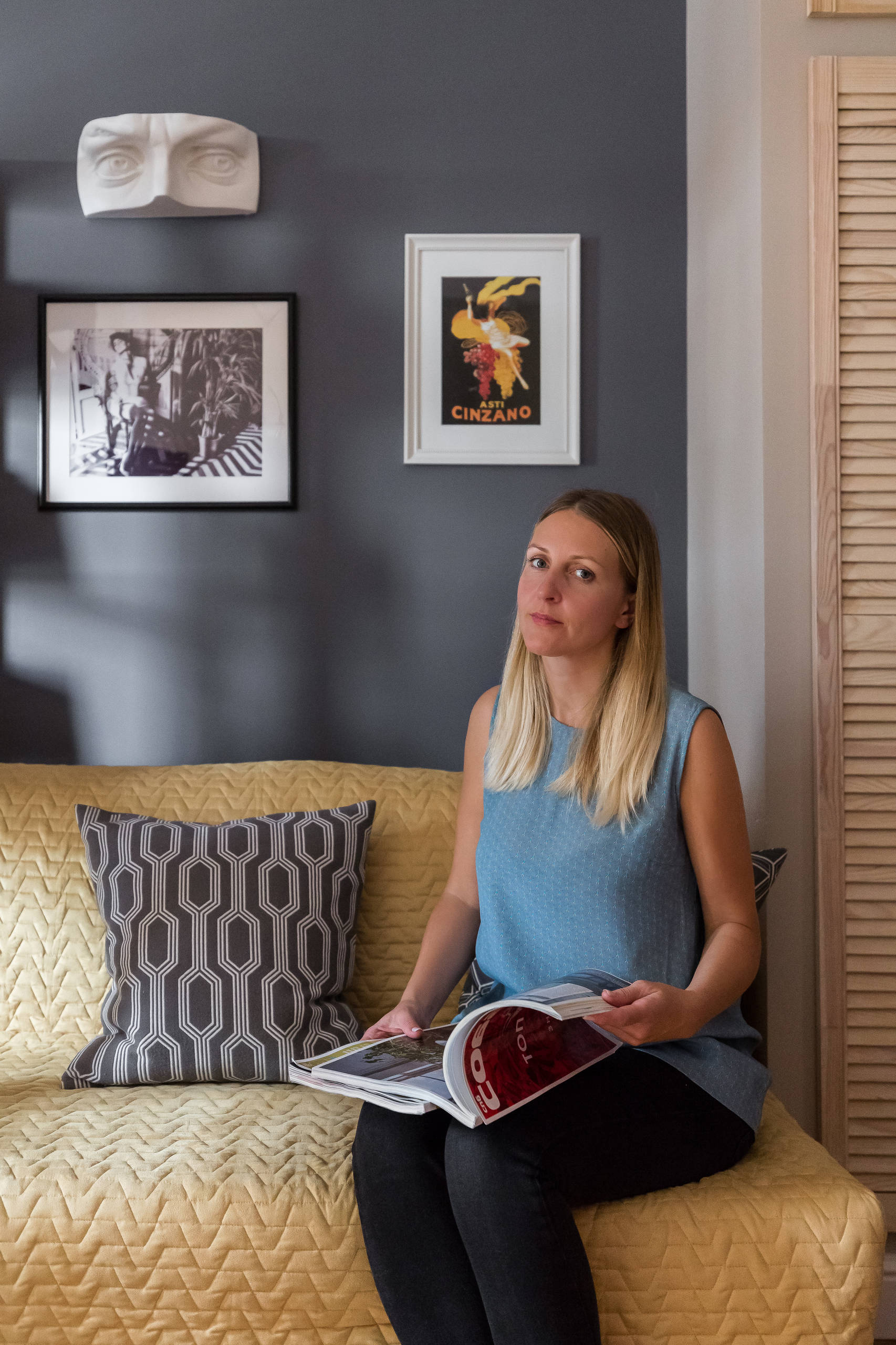 В гостях: 27 кв.м с красным холодильником и бирюзовой дверью