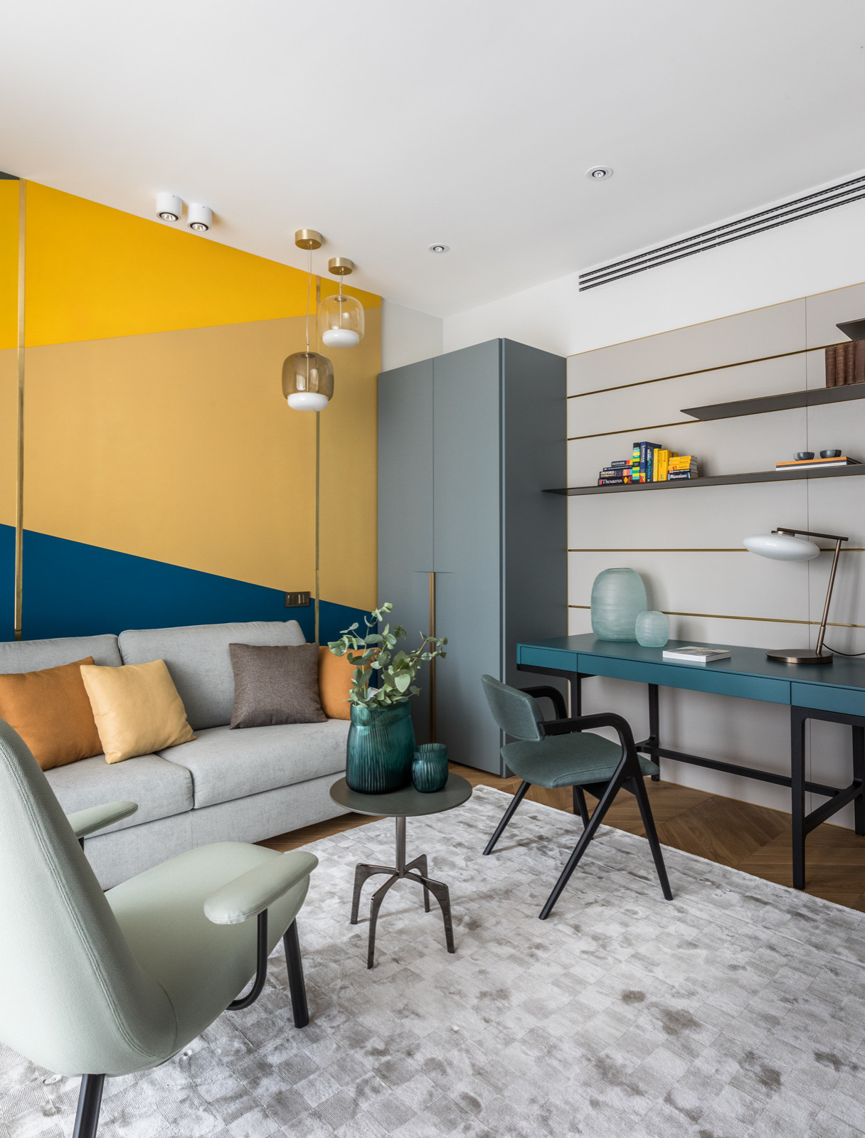 Houzz тур: Квартира с яркими деталями и элементами из латуни