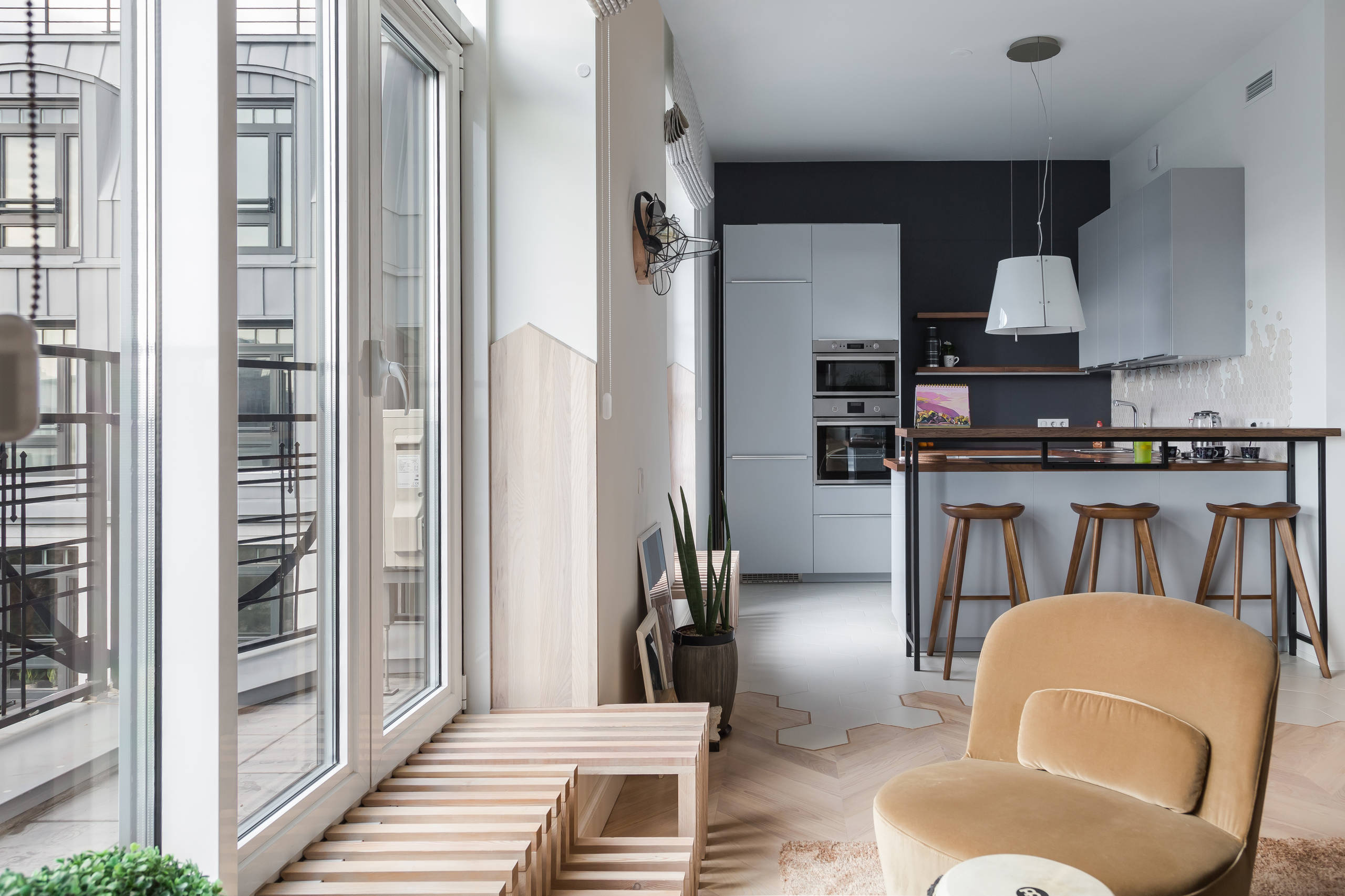 Только фото: 25 способов устроиться у окна