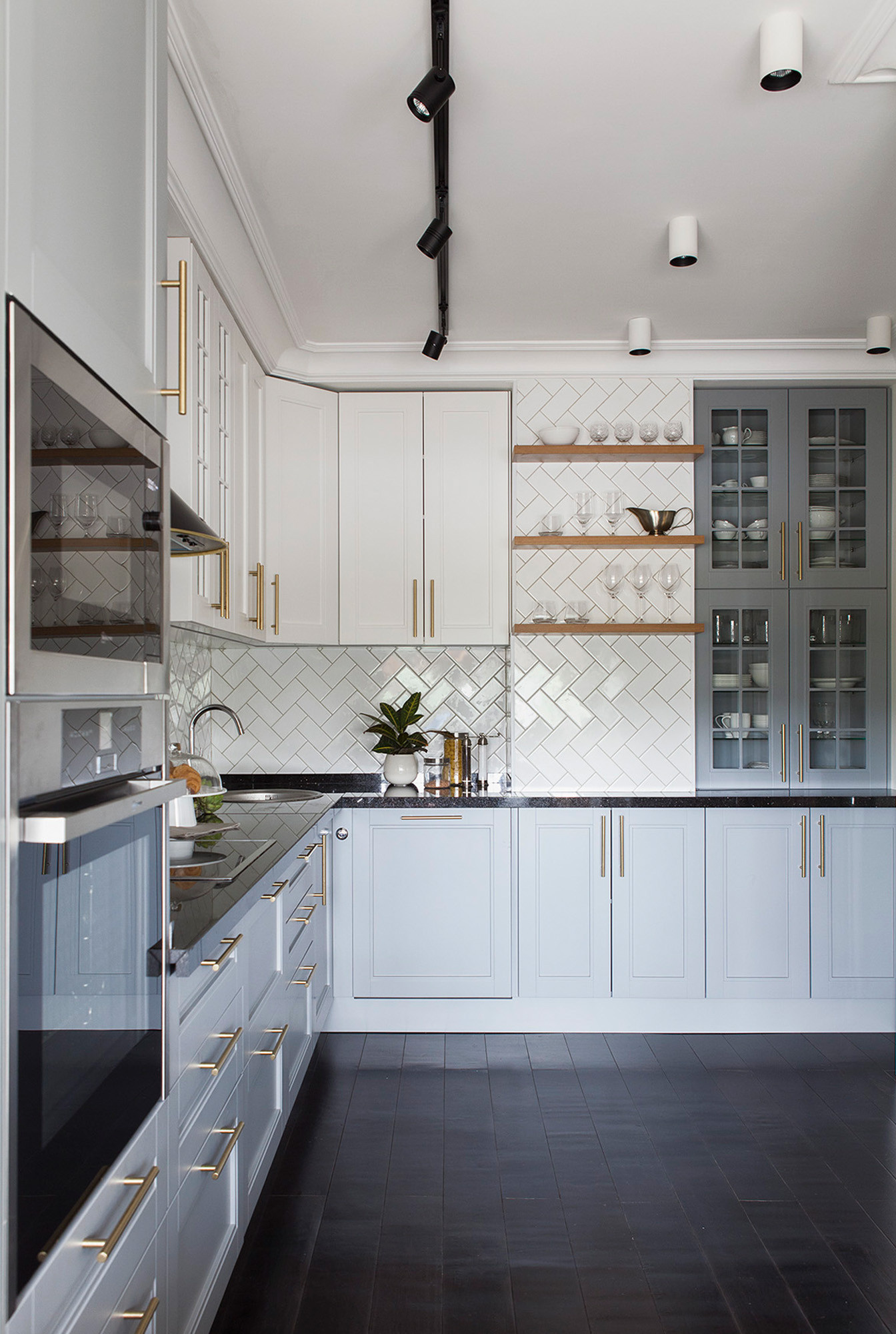 Просто фото: Как обыграть воздуховод на кухне