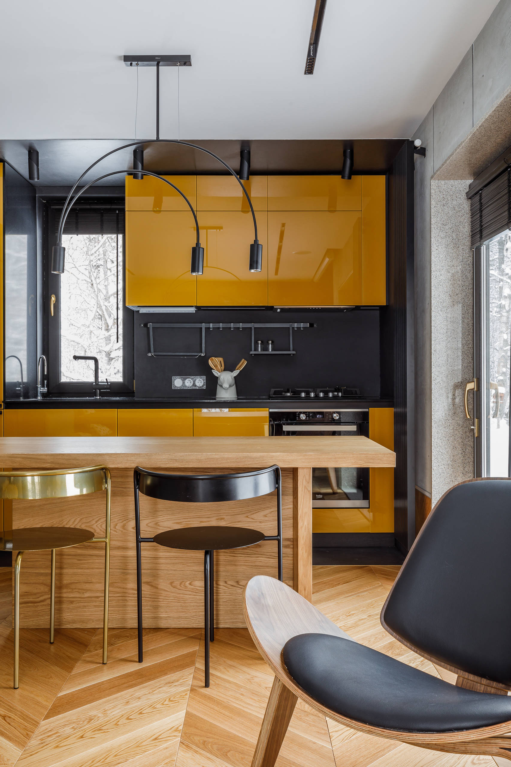 Проект недели: Загородная кухня с аркой и бетонной стеной