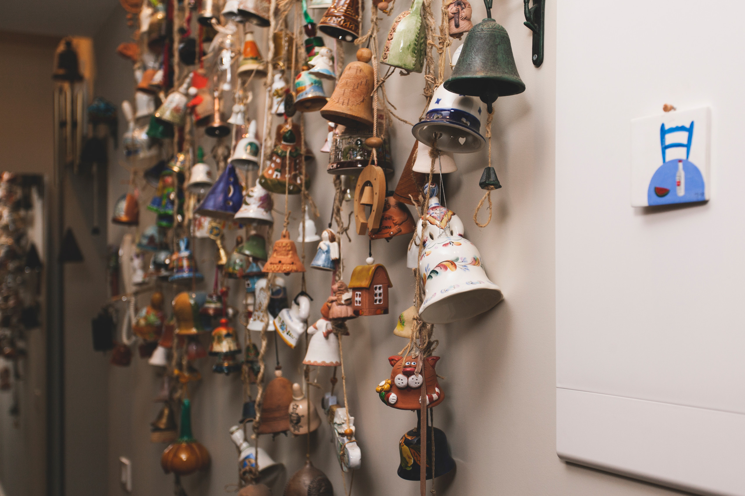 В гостях: Квартира учительницы—с бетонным потолком и винтажной мебелью