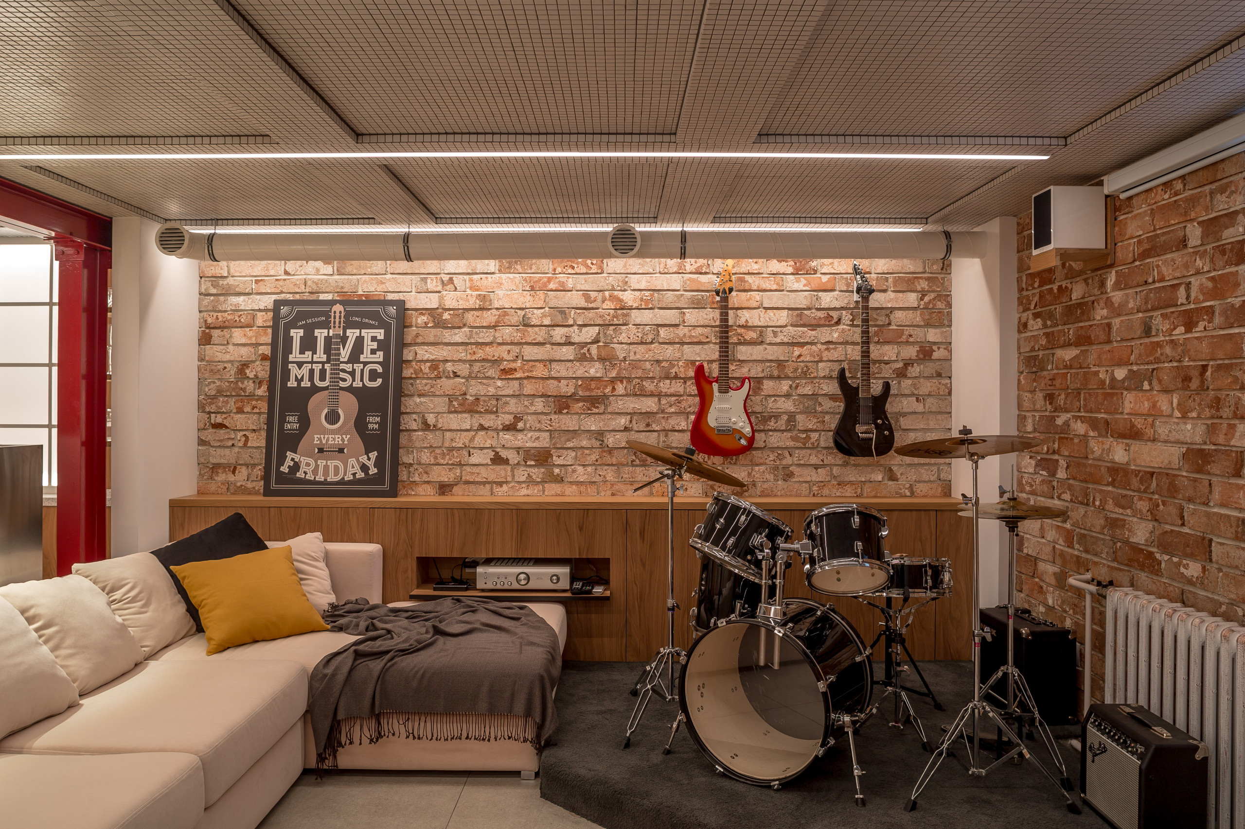 Проект недели: Лофт-подвал с камином и музыкальной сценой