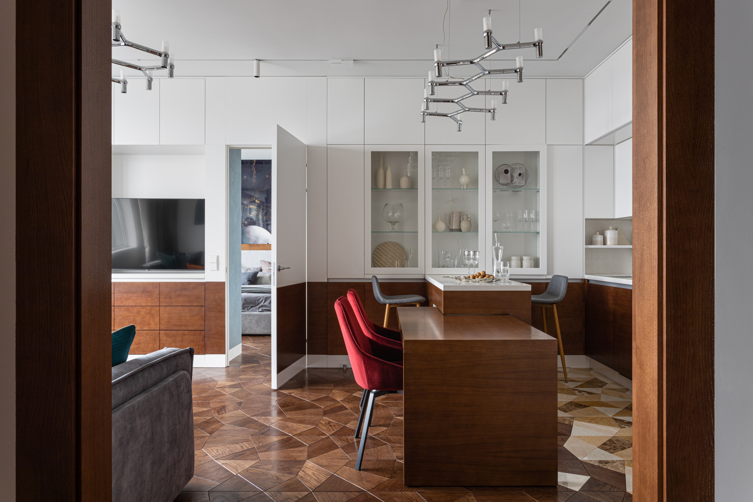 Houzz тур: Интерьер с концепцией Red go, где важен красный цвет