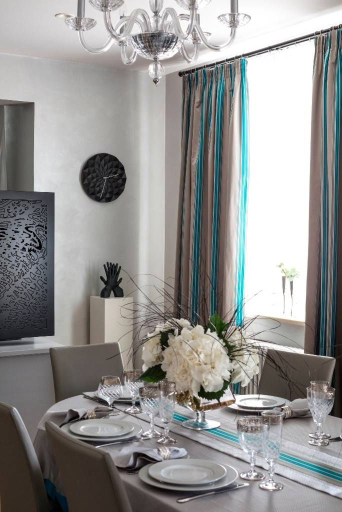 Houzz тур: Оттенки синего и блеск зеркал в двухуровневой квартире