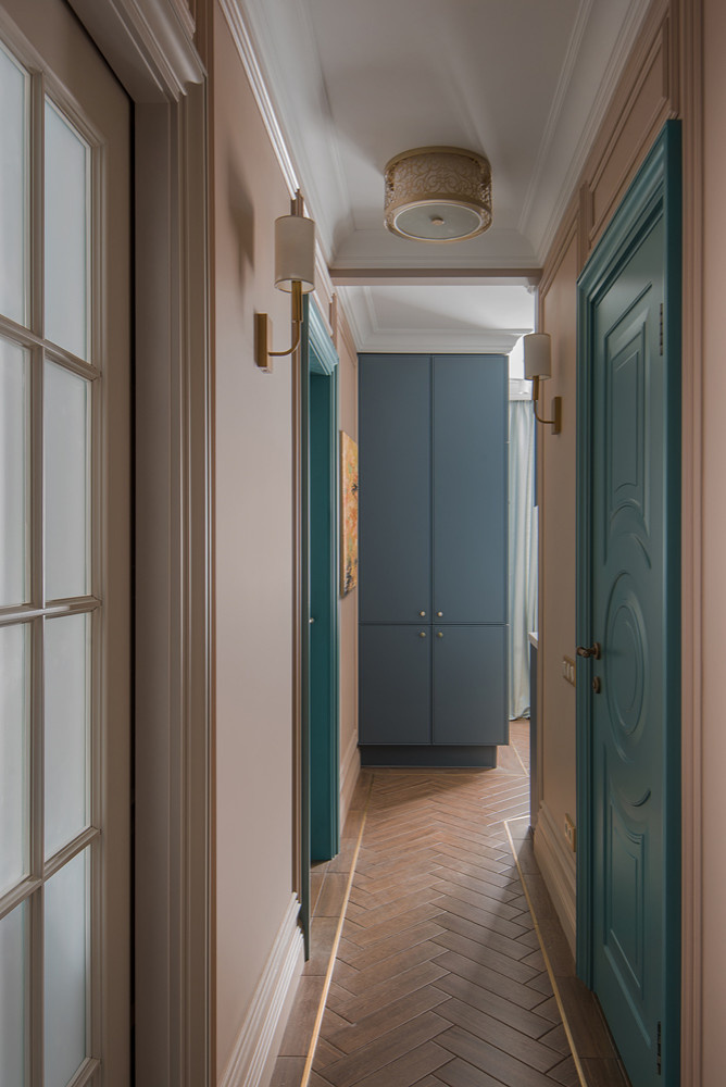 Houzz тур: Квартира с кухней в 6 кв.м и яркими дверными проёмами