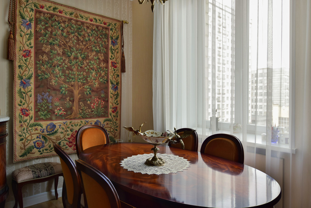 В гостях: Коллекция керамики и винтажная мебель в московской квартире