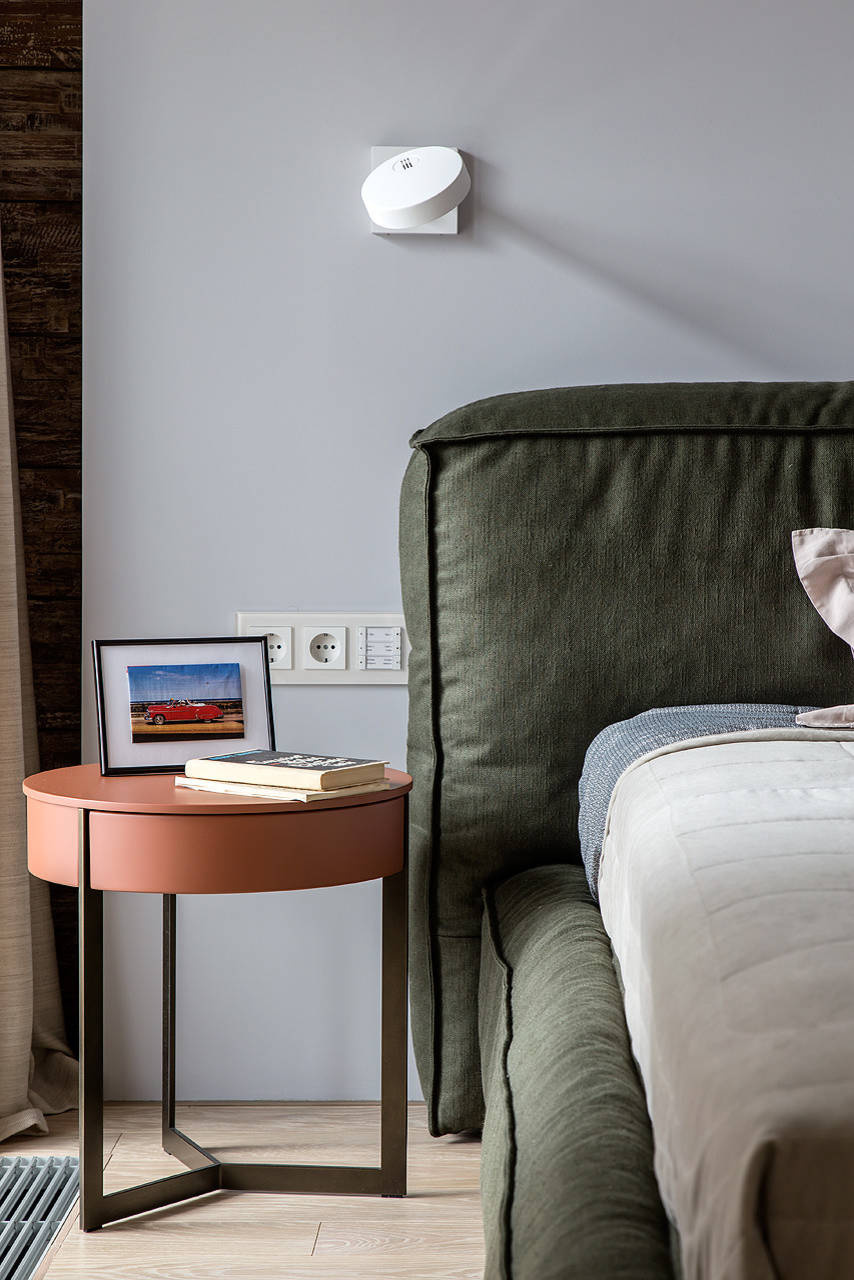 Houzz тур: Квартира с камином и деревянным панно ручной работы