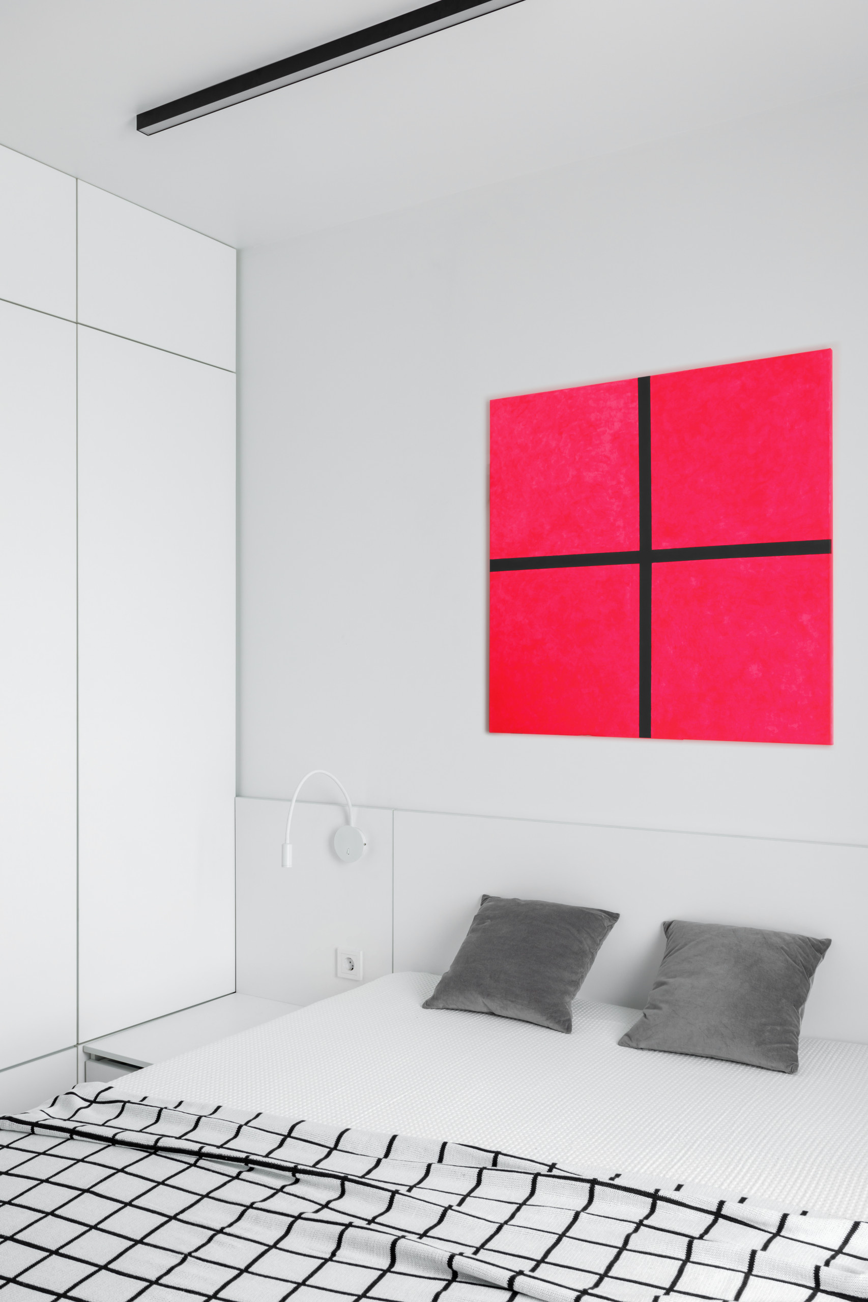 Houzz тур: 52 кв.м — чёрно-белая квартира с малиновыми акцентами